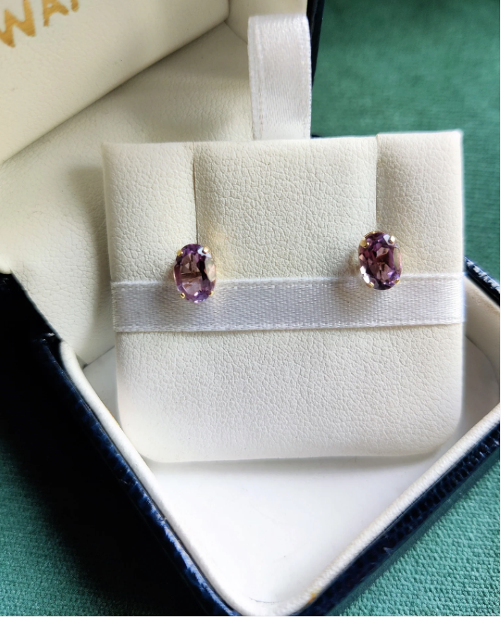 oorbellen met paarse ovale amethist in goud gezet