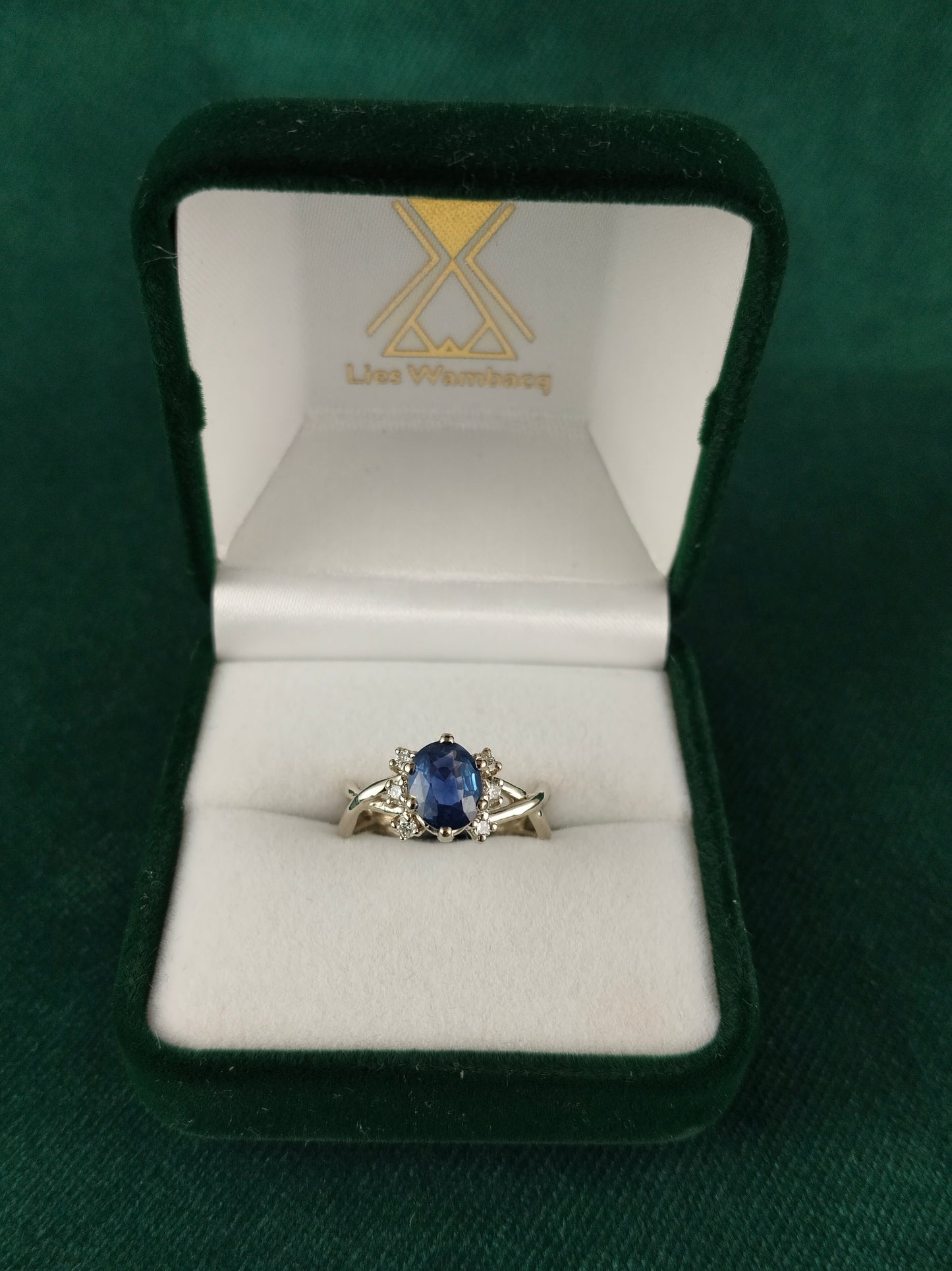 Ring 18K wit goud met Saffier en diamanten: Linnea