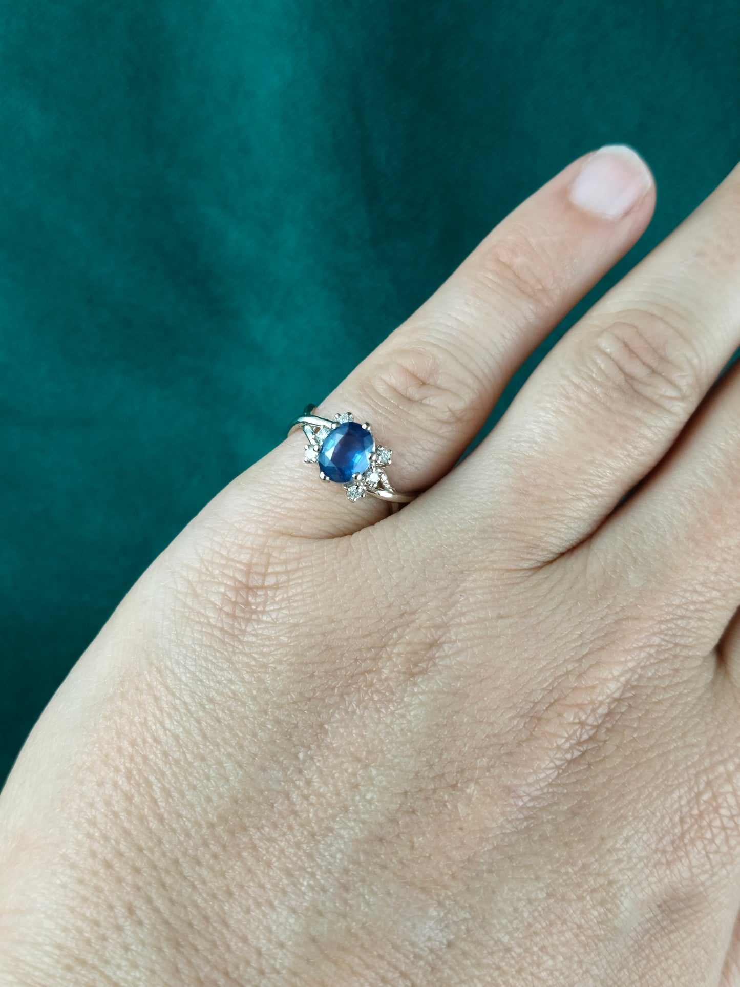 Ring 18K wit goud met Saffier en diamanten: Linnea
