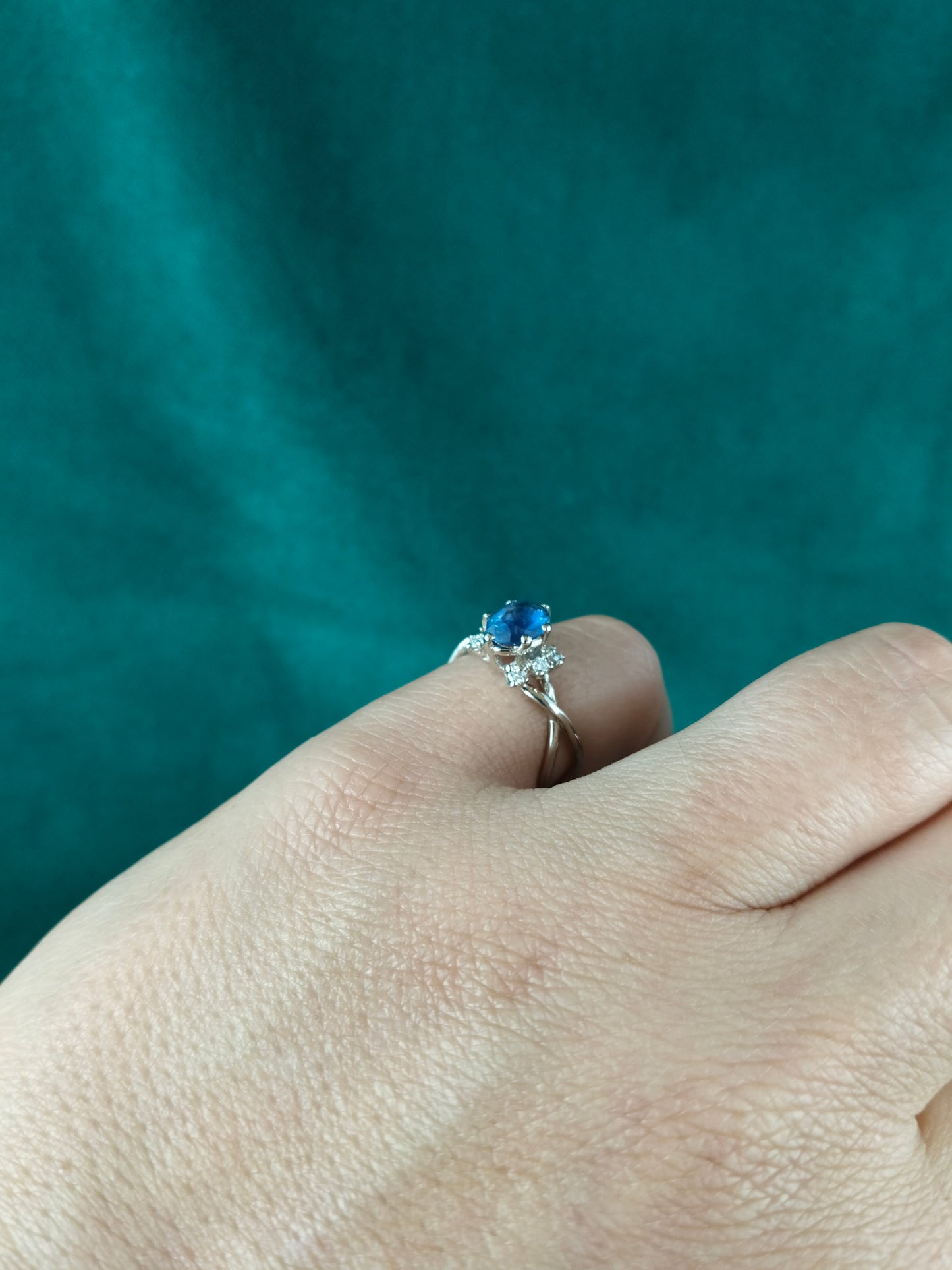 Ring 18K wit goud met Saffier en diamanten: Linnea