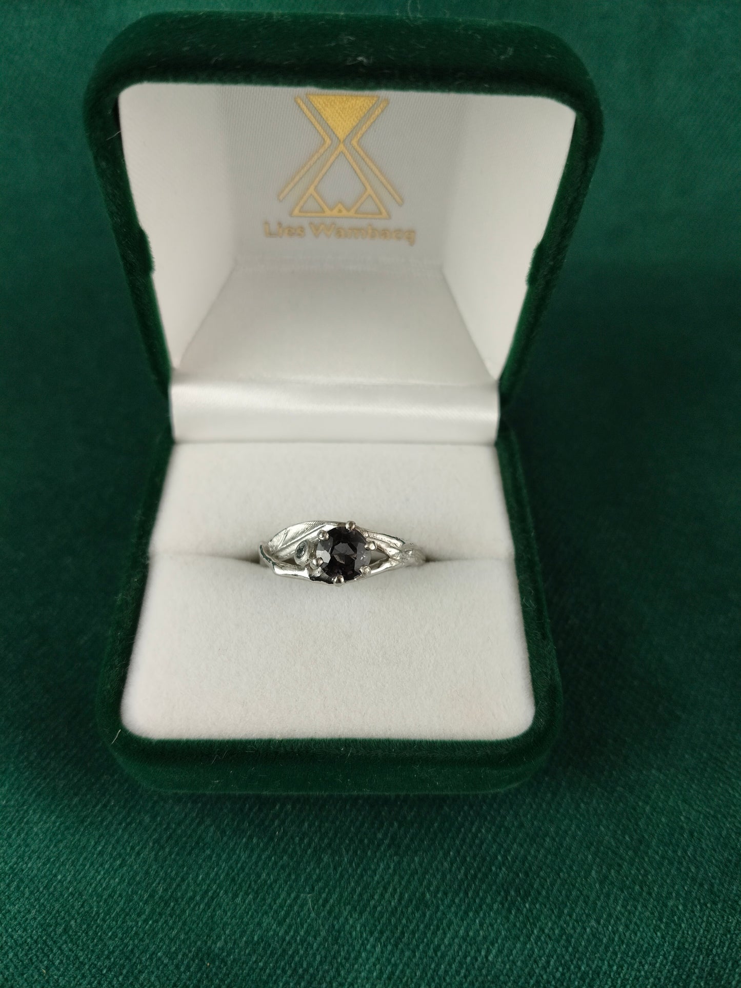 Ring in platina met grijs/paars/blauwe spinel en diamant: Tilde