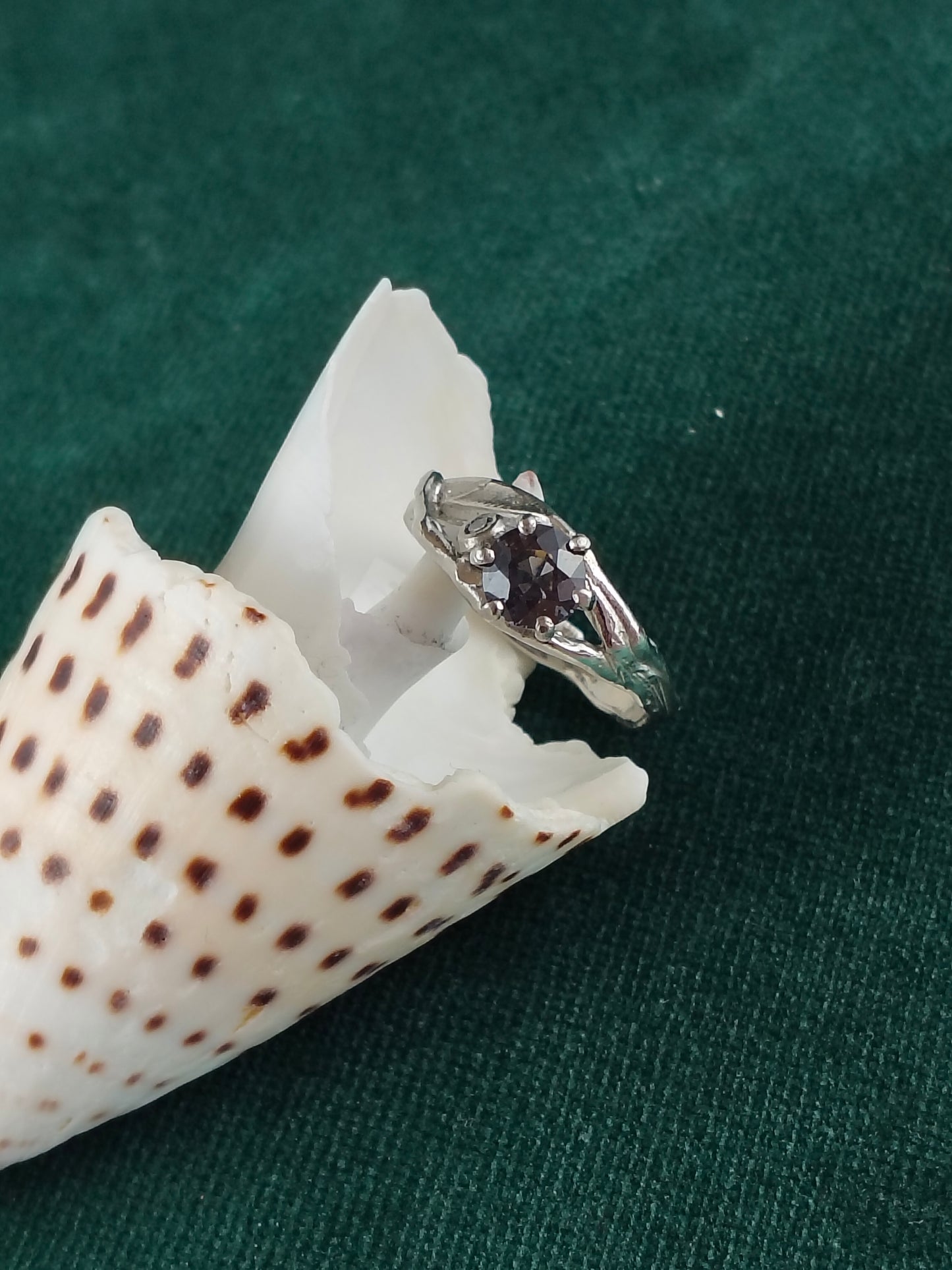 Ring in platina met grijs/paars/blauwe spinel en diamant: Tilde