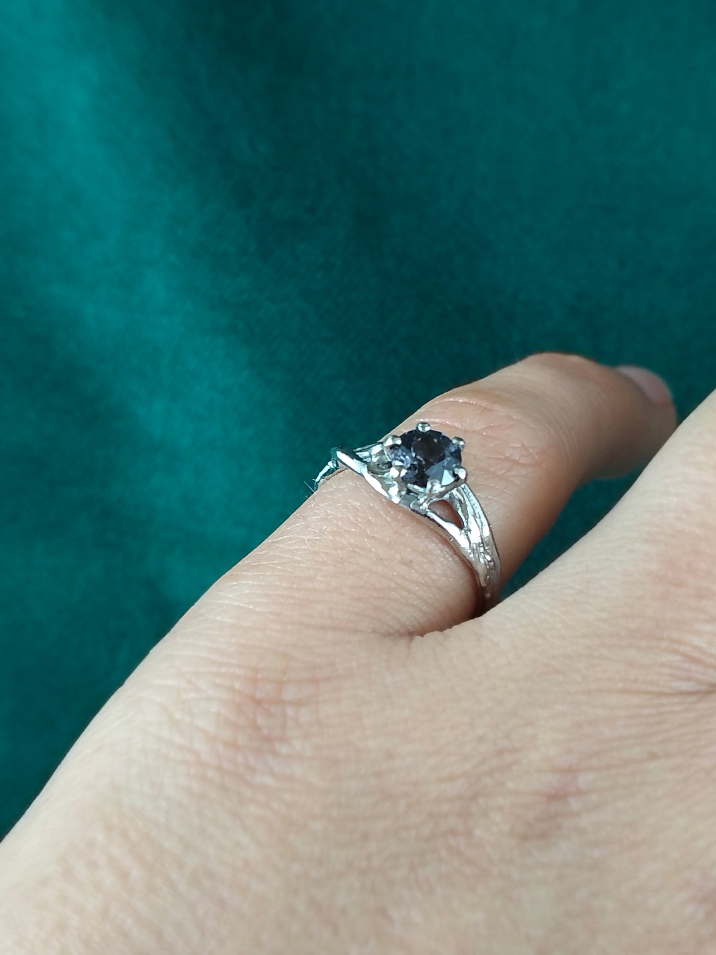 Ring in platina met grijs/paars/blauwe spinel en diamant: Tilde