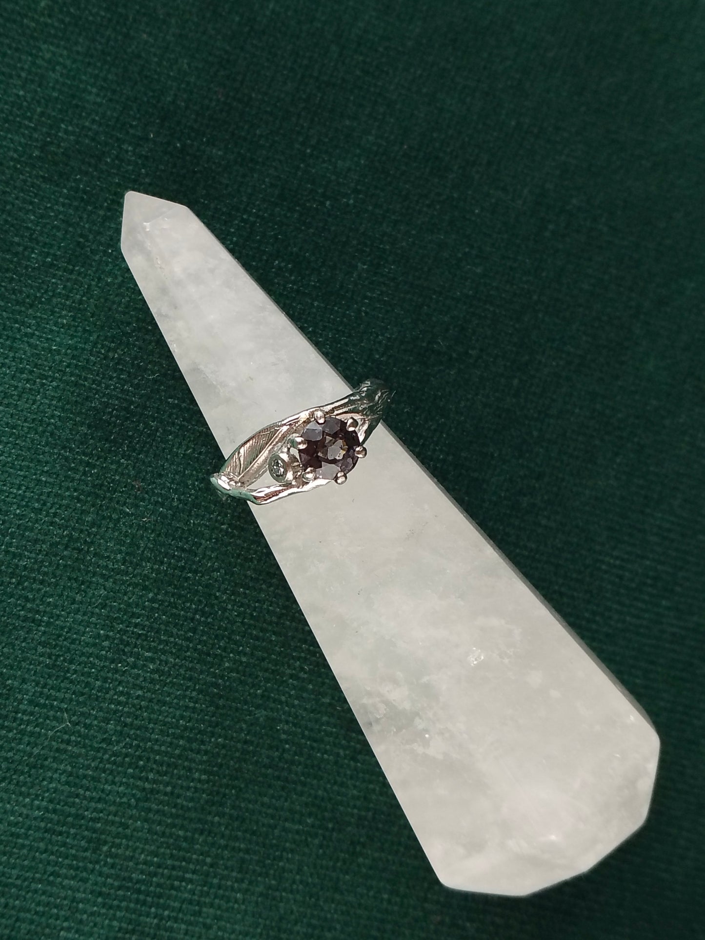 Ring in platina met grijs/paars/blauwe spinel en diamant: Tilde