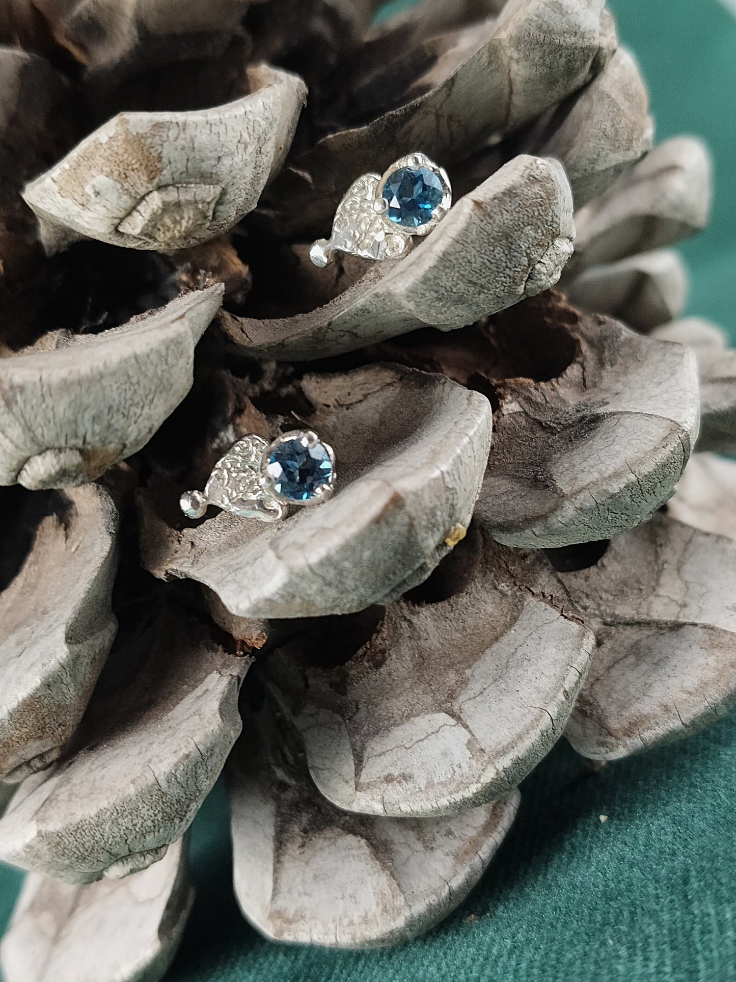 Oorbellen in het zilver met licht blauwe topaas: Love