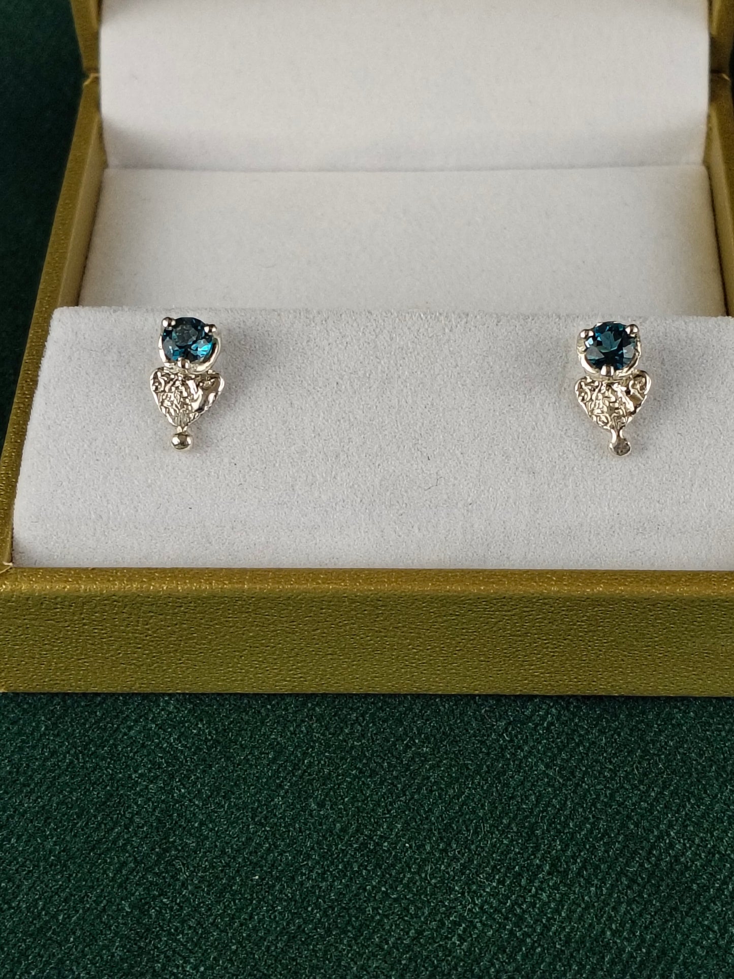 Oorbellen in het zilver met licht blauwe topaas: Love