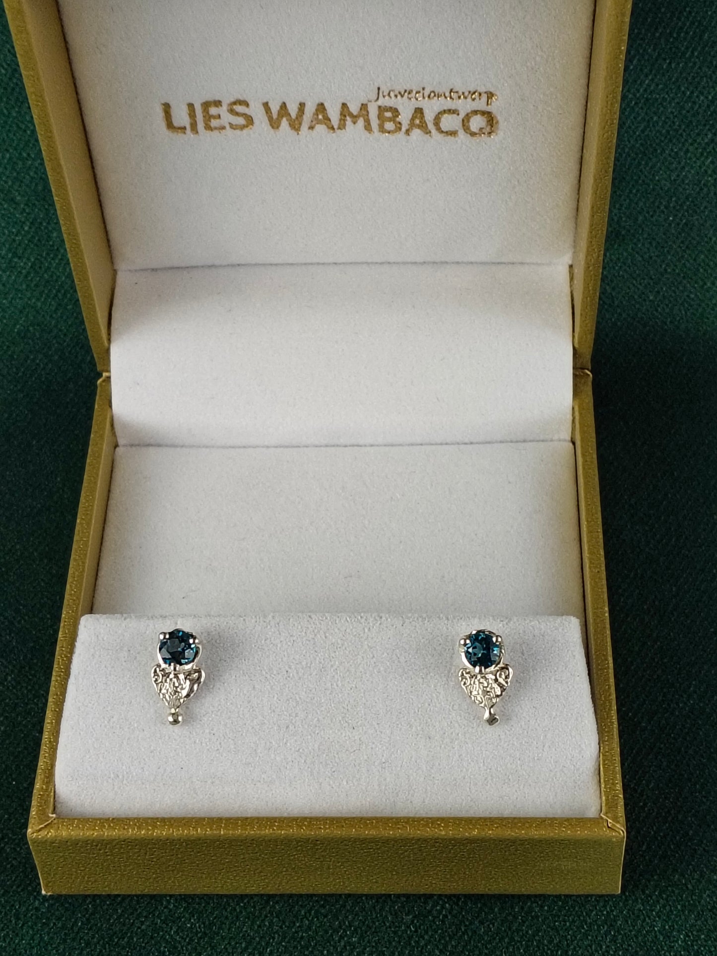 Oorbellen in het zilver met licht blauwe topaas: Love