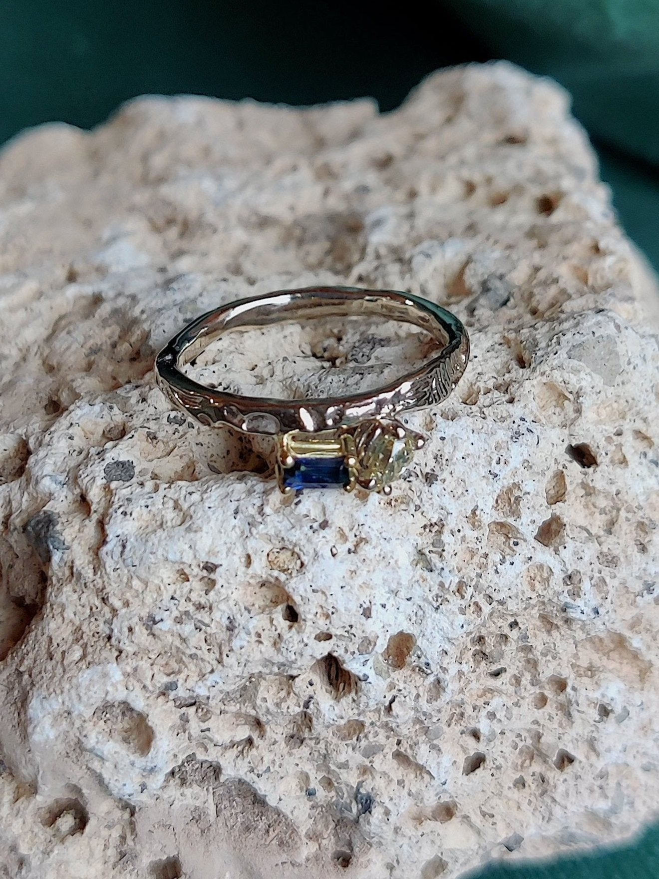 wit gouden ring met saffier en diamant