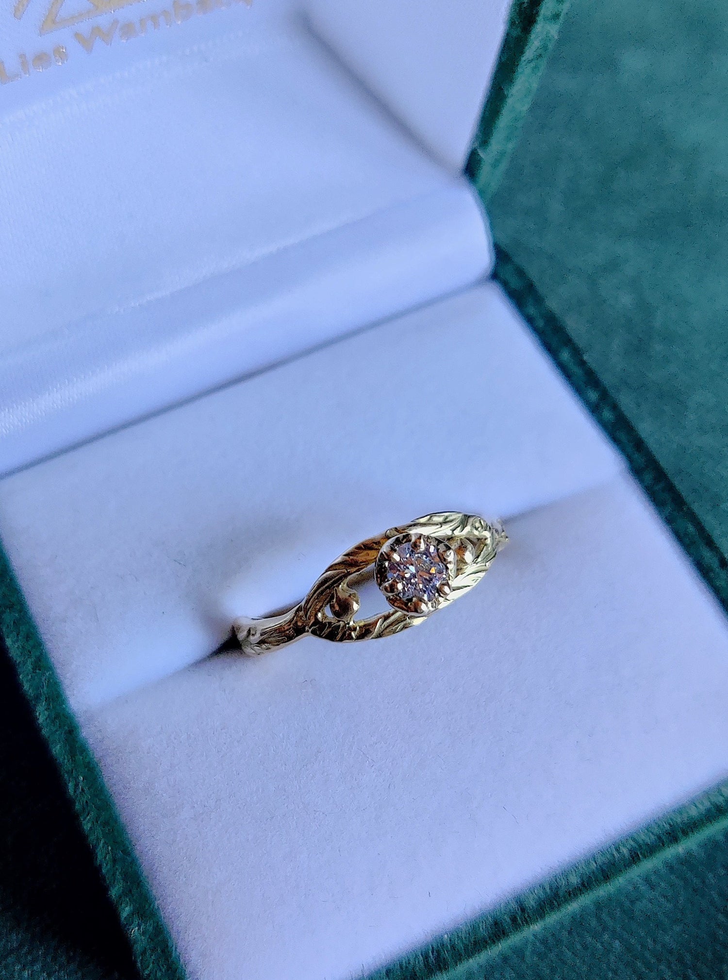 open gouden ring met diamant in het midden