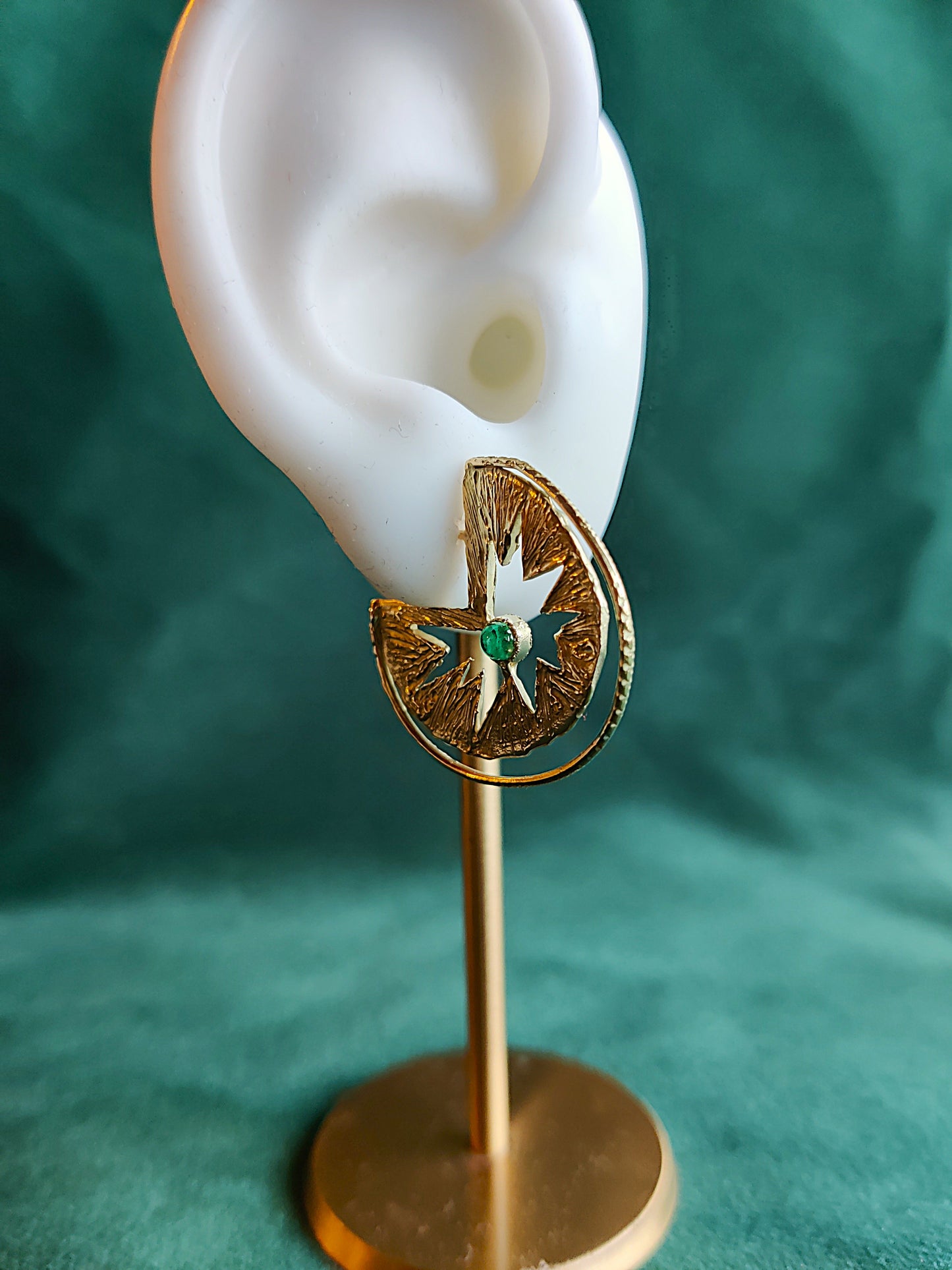 Oorbel in 18k geel goud met smaragd: Aude