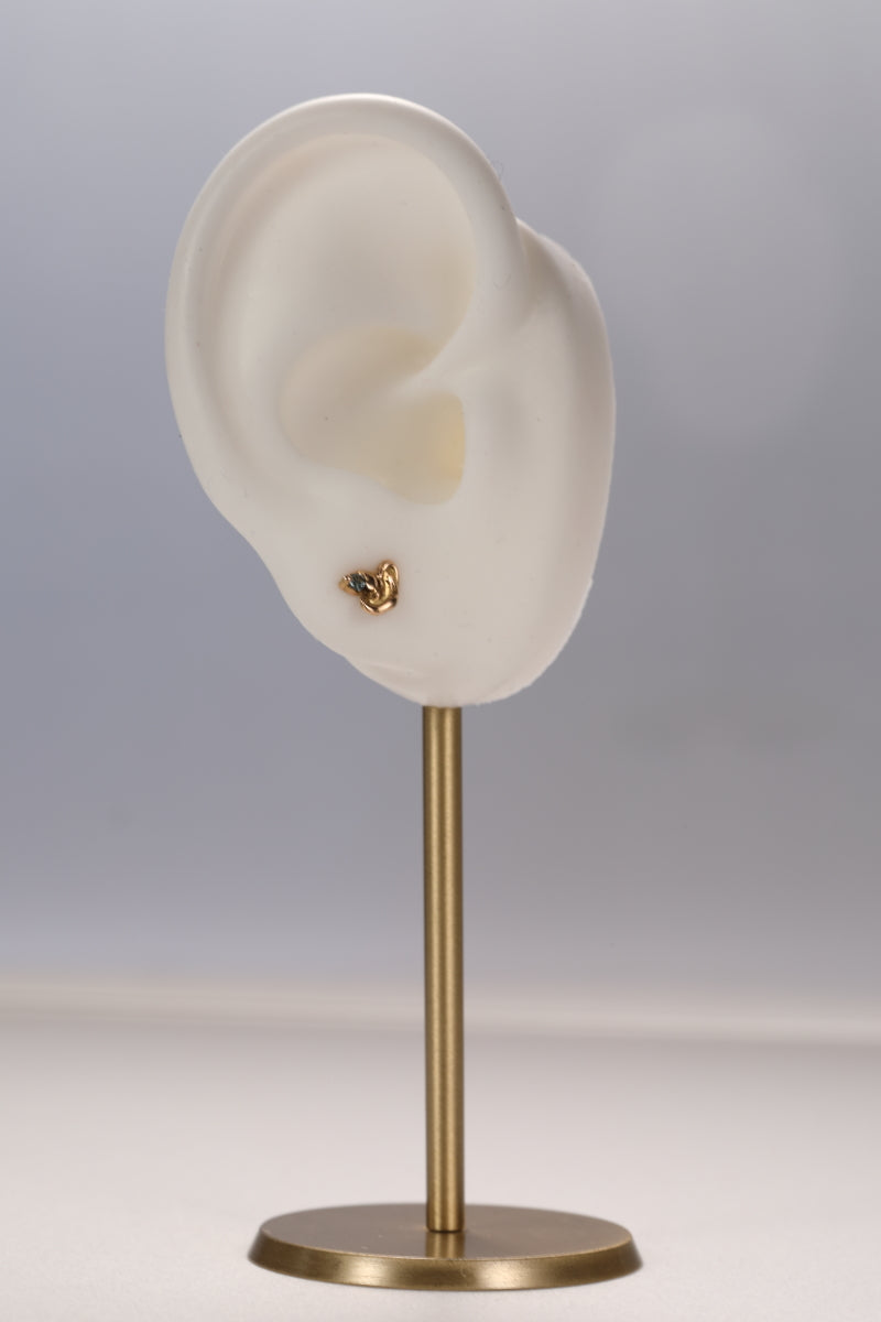 Neuspiercing in 18K rose goud met groene saffier: Nieke
