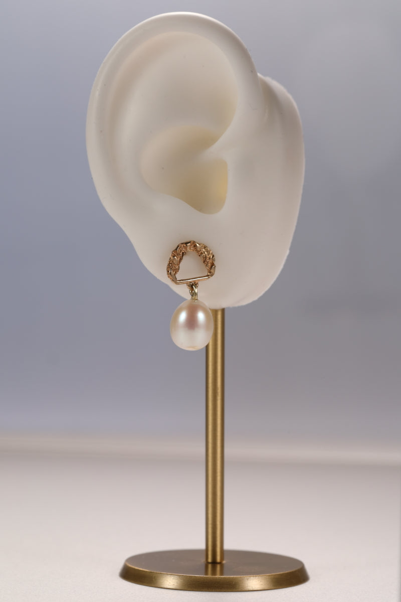 Oorbel in 14k geel goud met parel: Maud