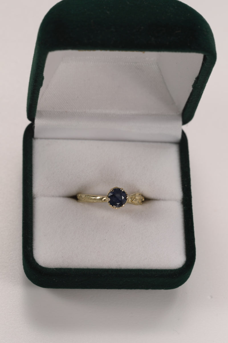 Ring in 18 karaat geel goud met blauwe saffier: Britt