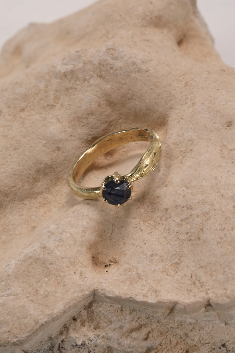 Ring in 18 karaat geel goud met blauwe saffier: Britt