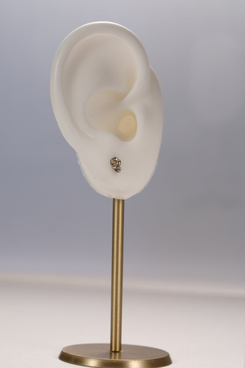 Neuspiercing in 18k wit goud met paarse saffier: Rox