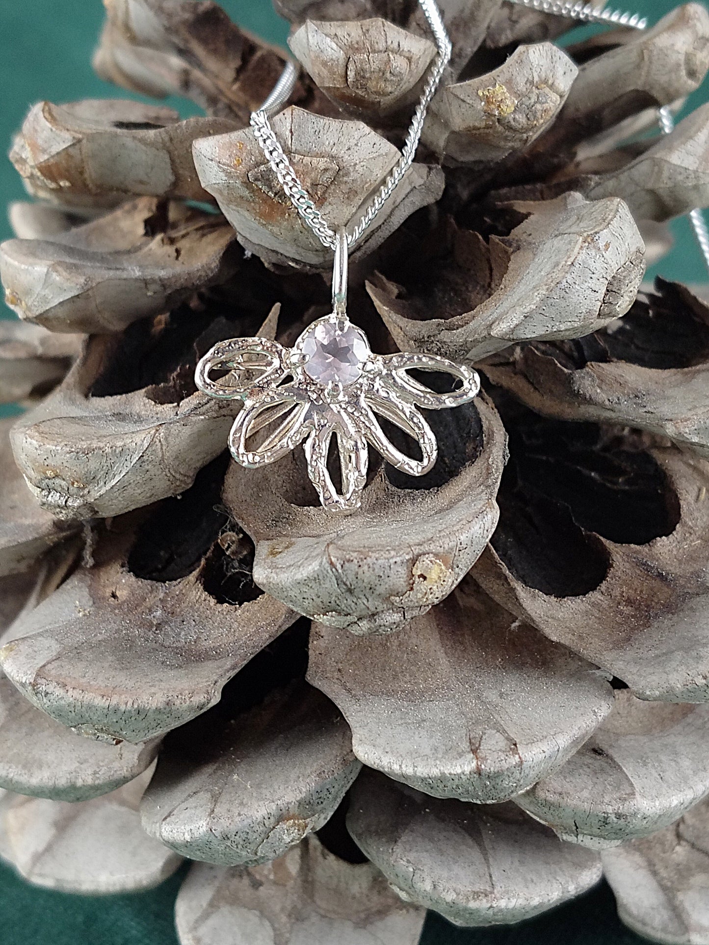 Zilveren ketting en bloem hanger: Lina
