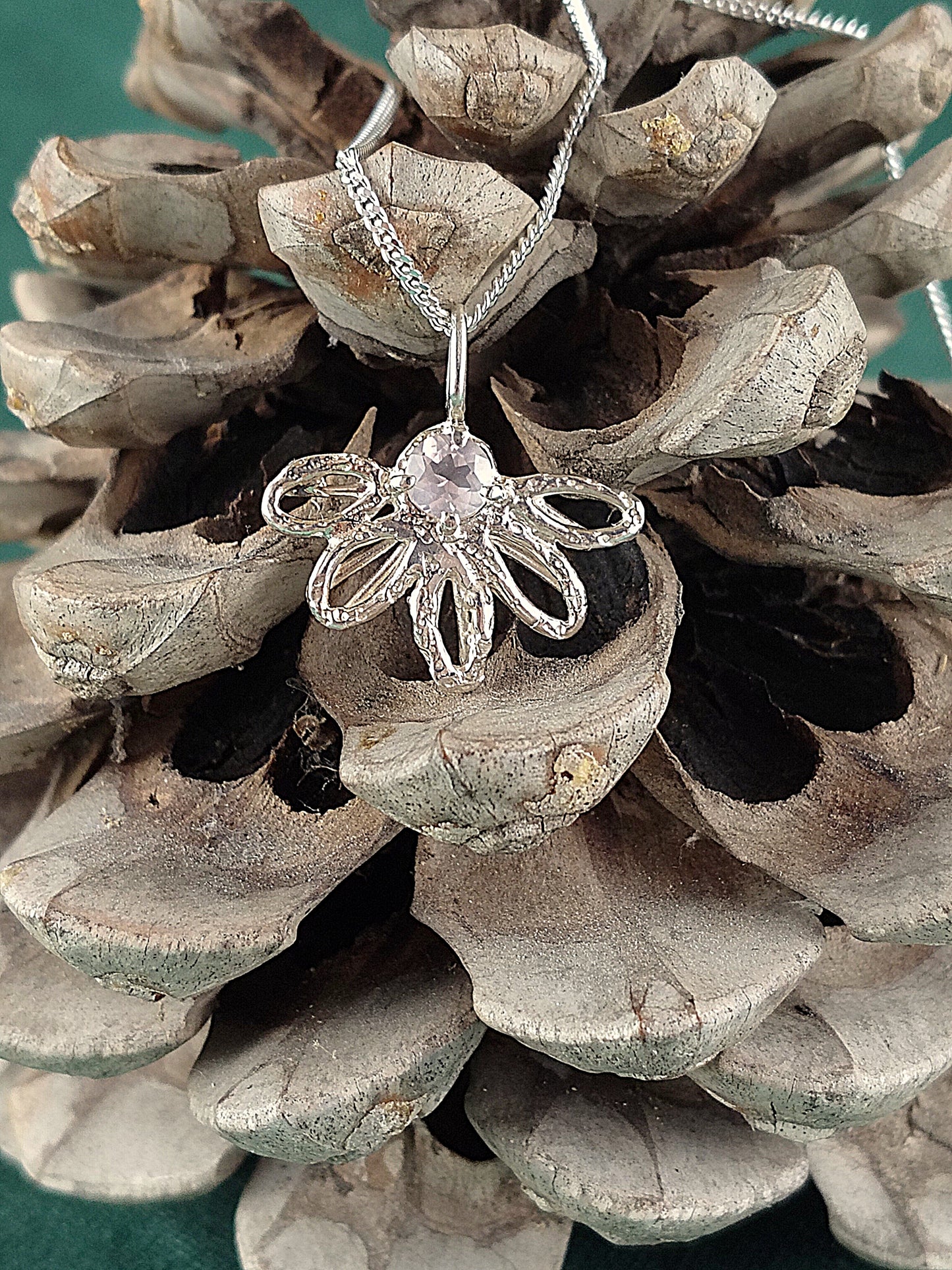 Zilveren ketting en bloem hanger: Lina