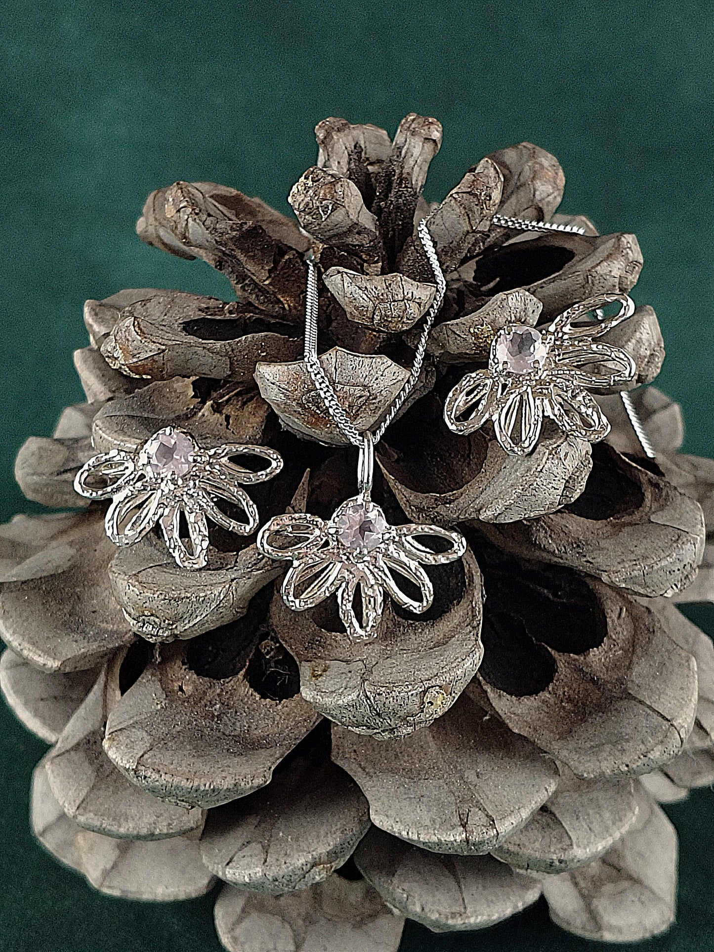 Zilveren ketting en bloem hanger: Lina