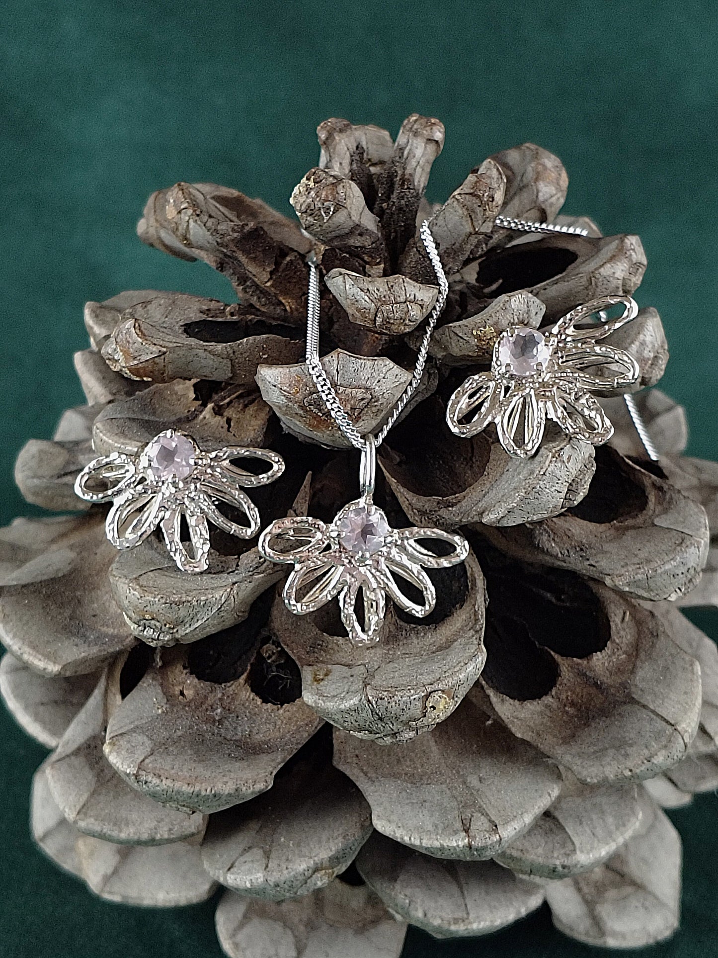 Zilveren ketting en bloem hanger: Lina