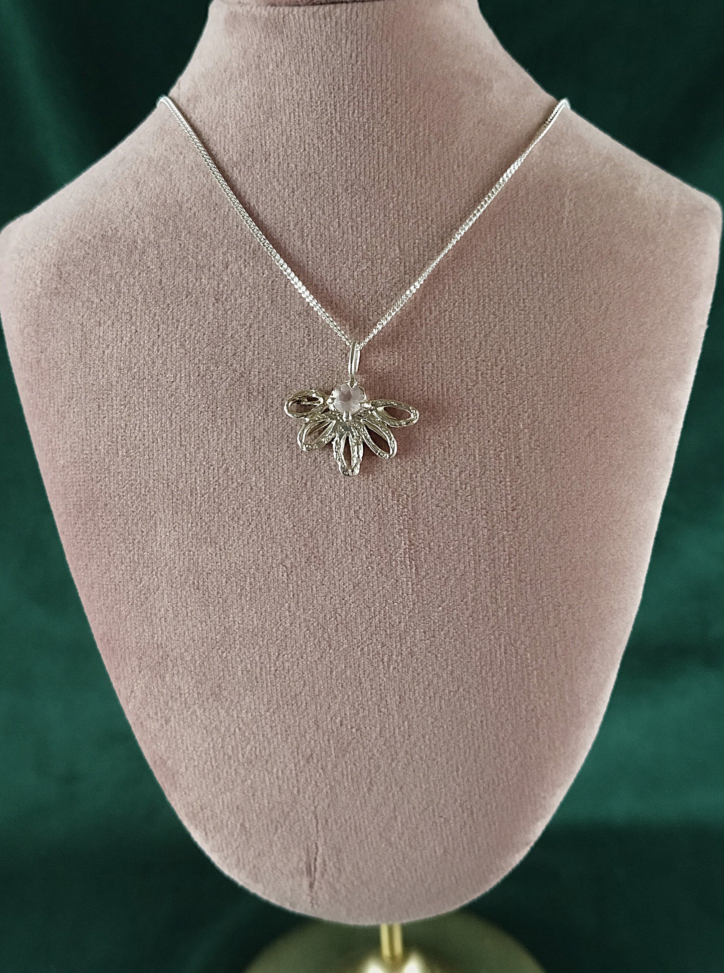 Zilveren ketting en bloem hanger: Lina