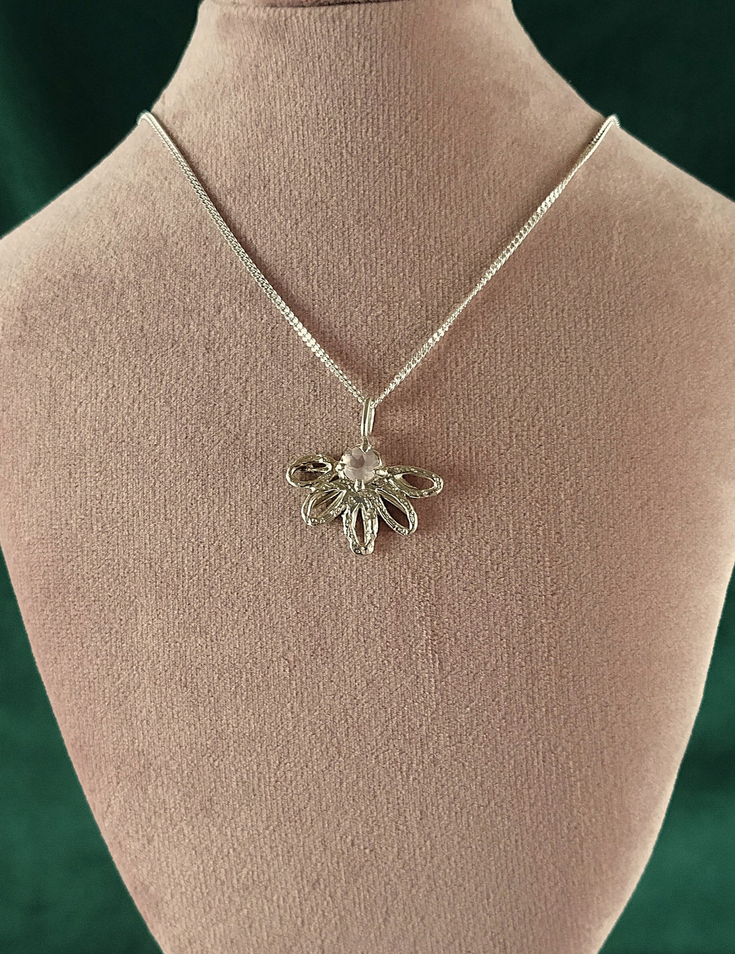 Zilveren ketting en bloem hanger: Lina