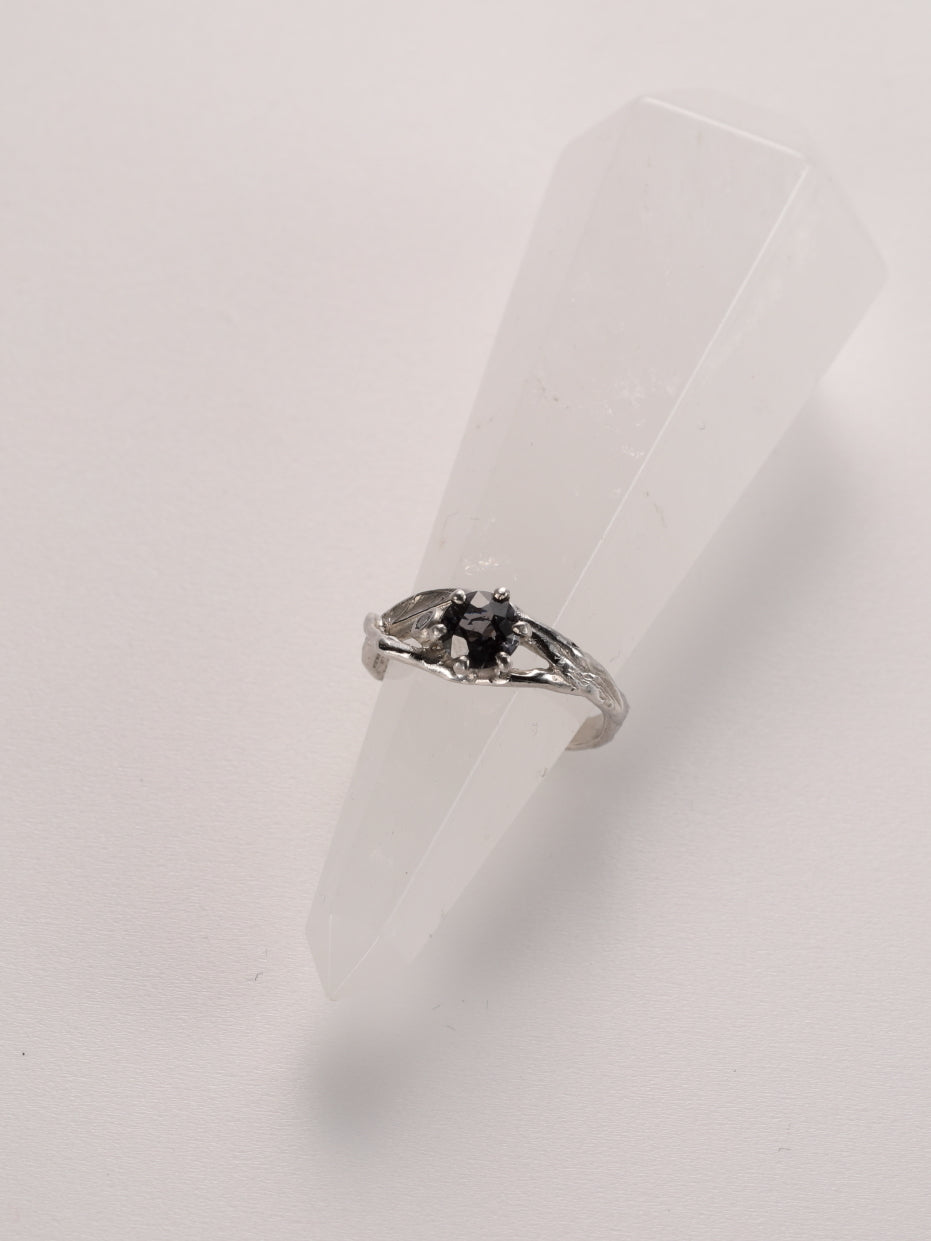 Ring in platina met grijs/paars/blauwe spinel en diamant: Tilde