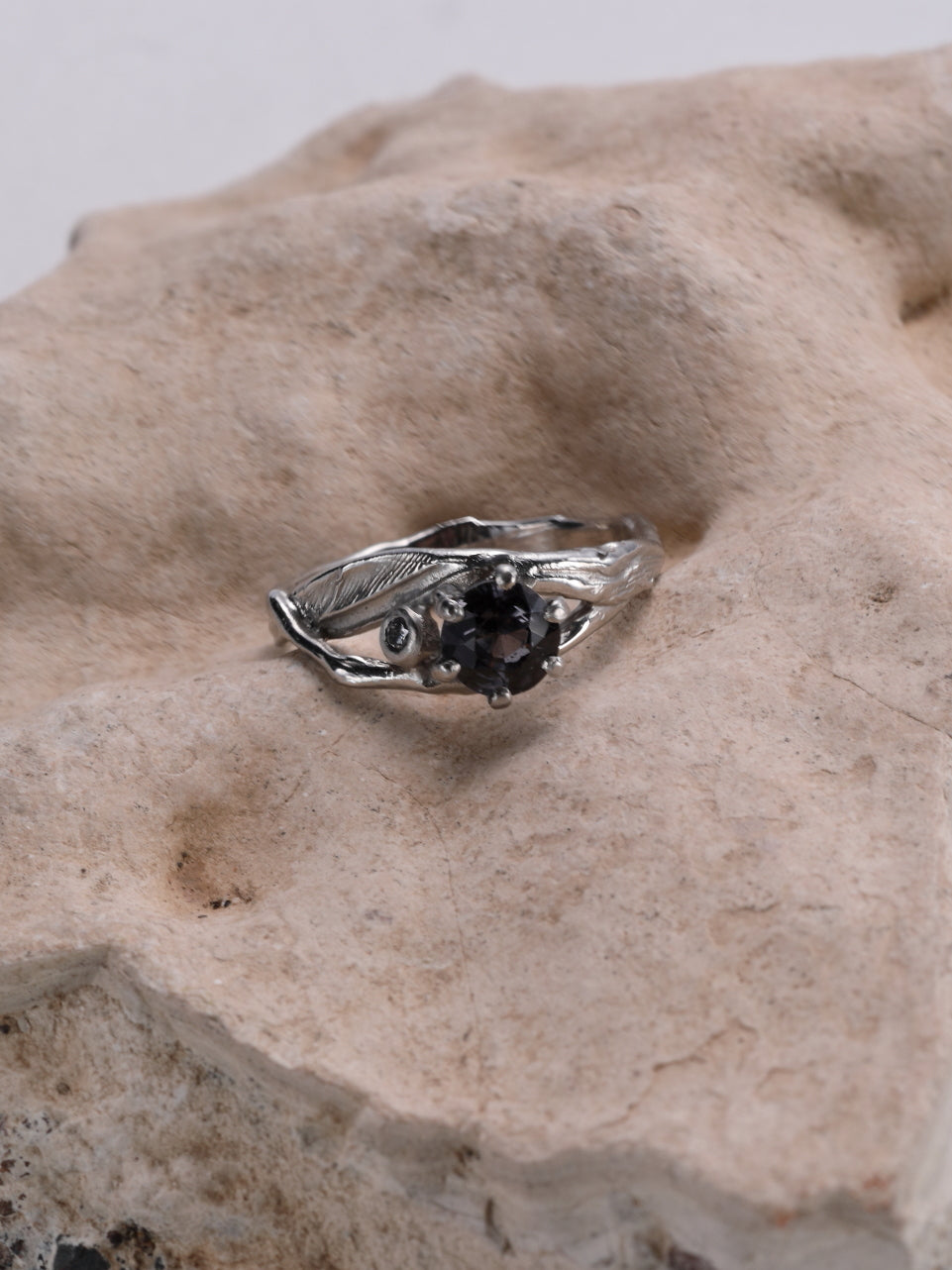 Ring in platina met grijs/paars/blauwe spinel en diamant: Tilde