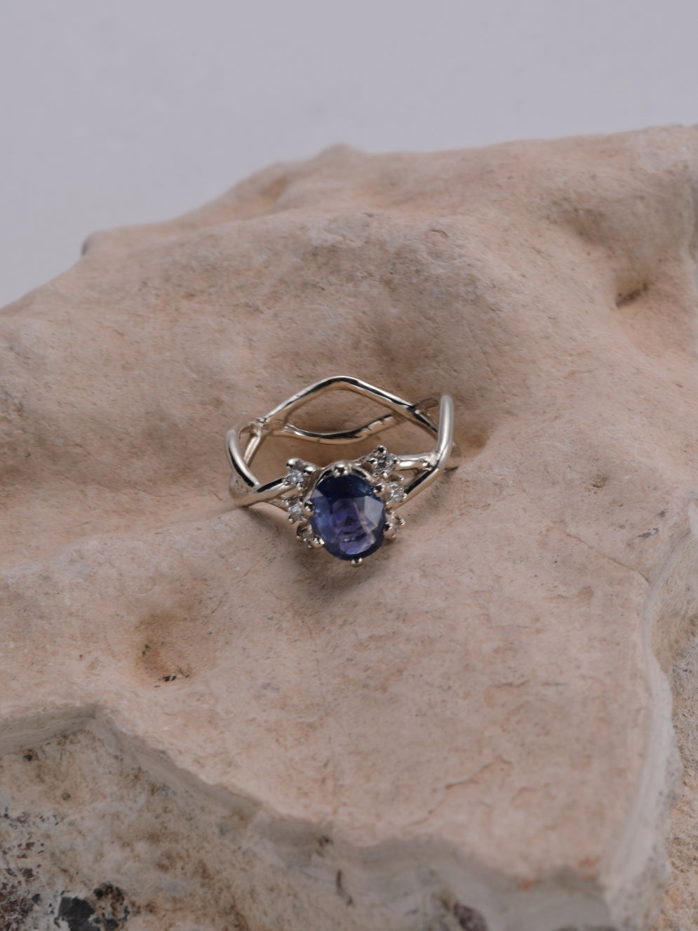 Ring 18K wit goud met Saffier en diamanten: Linnea