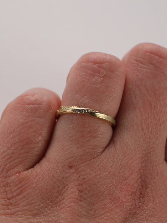 Ring in 18k geel goud met witte diamanten - Alice