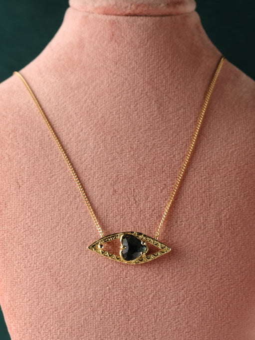 gouden ketting in de vorm van een oog met een groene teal saffier