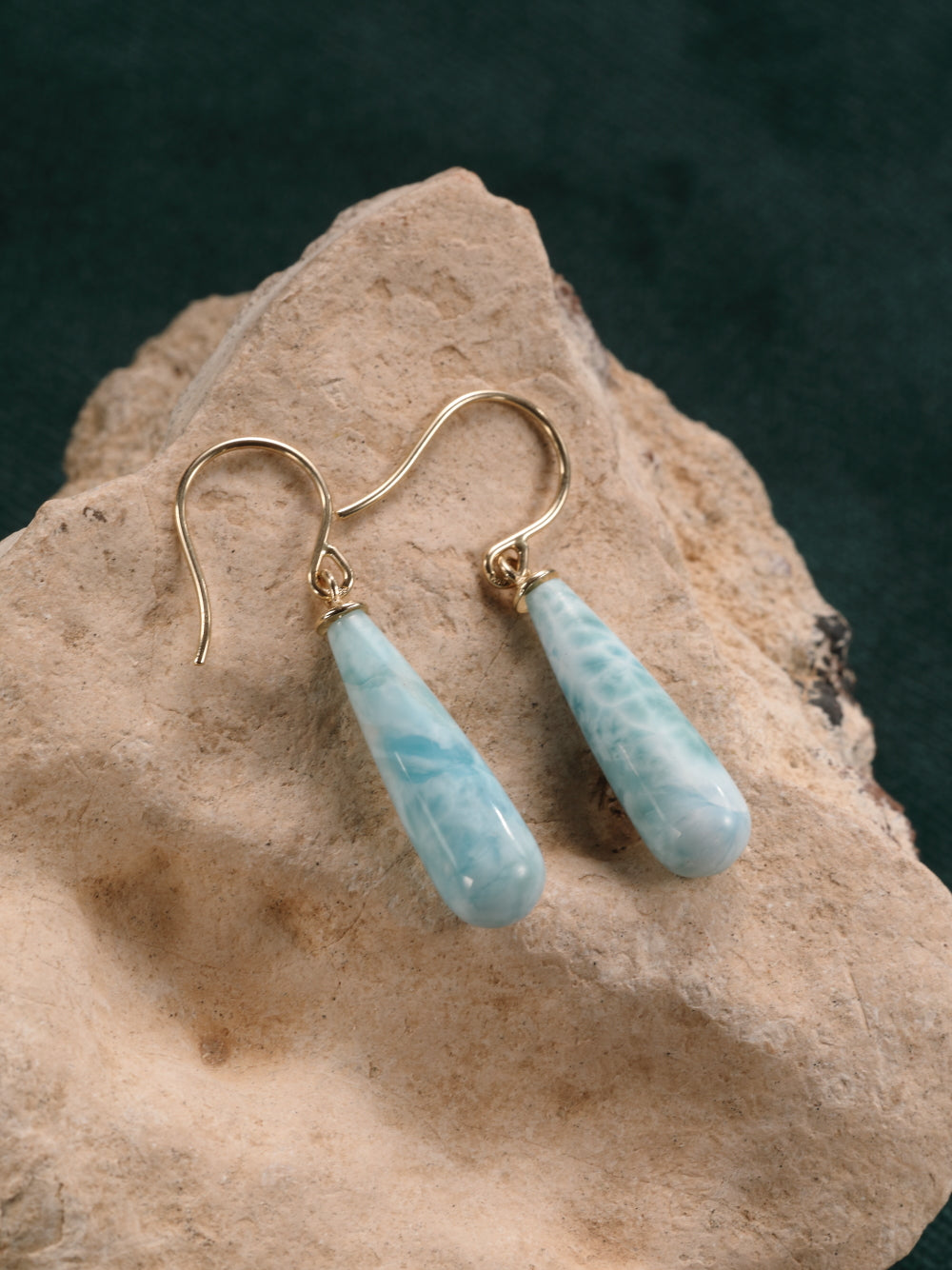 Oorbel in 14k geel goud met larimar druppel: Adrielle