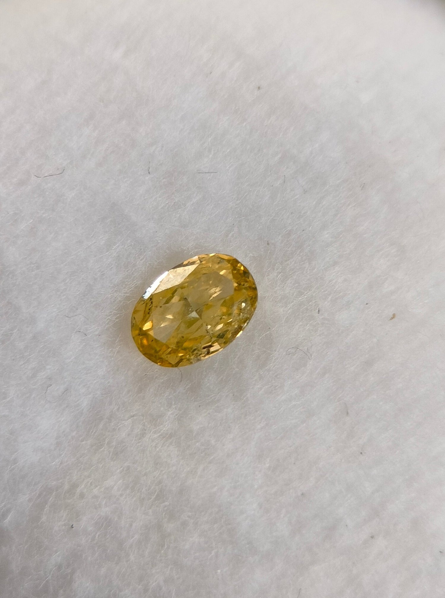 Zuivere natuurlijke diamant in geel oranje tint ovaal