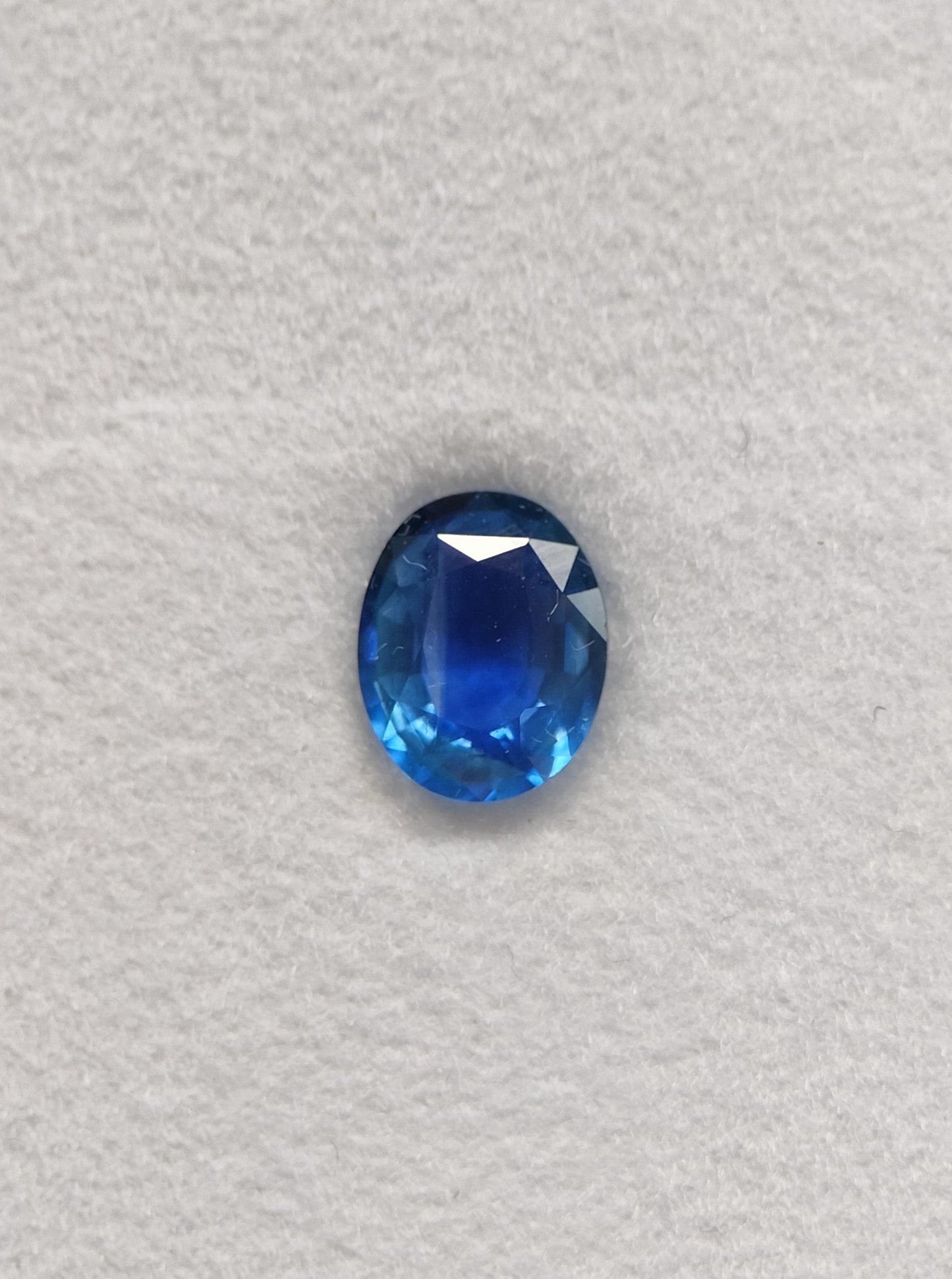 Blauwe natuurlijke saffier