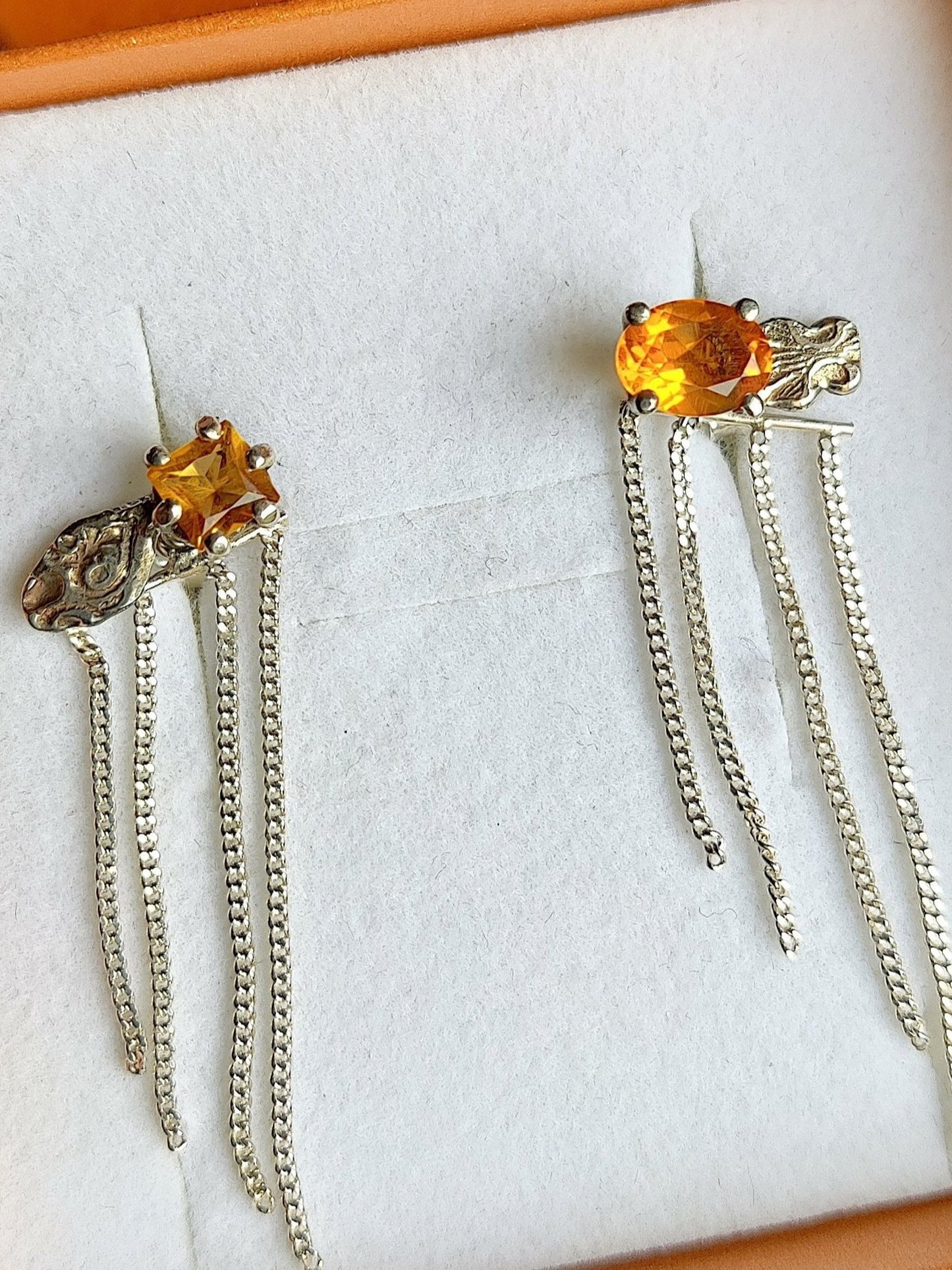 zilvere oorbellen met kettingkjes en twee steentjes