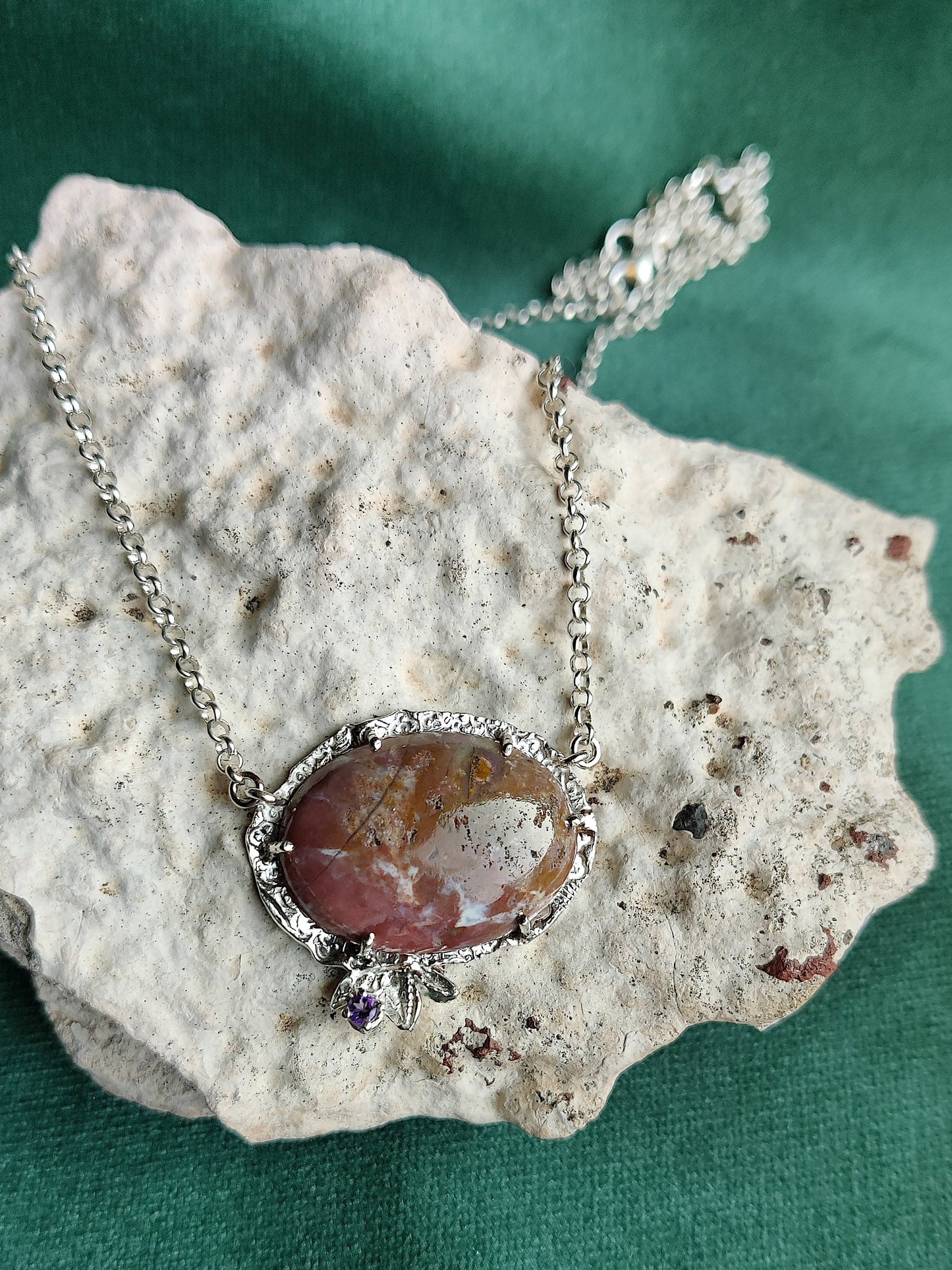 Ketting met grote jaspis steen en kleine Amethist hanger met patroontekening