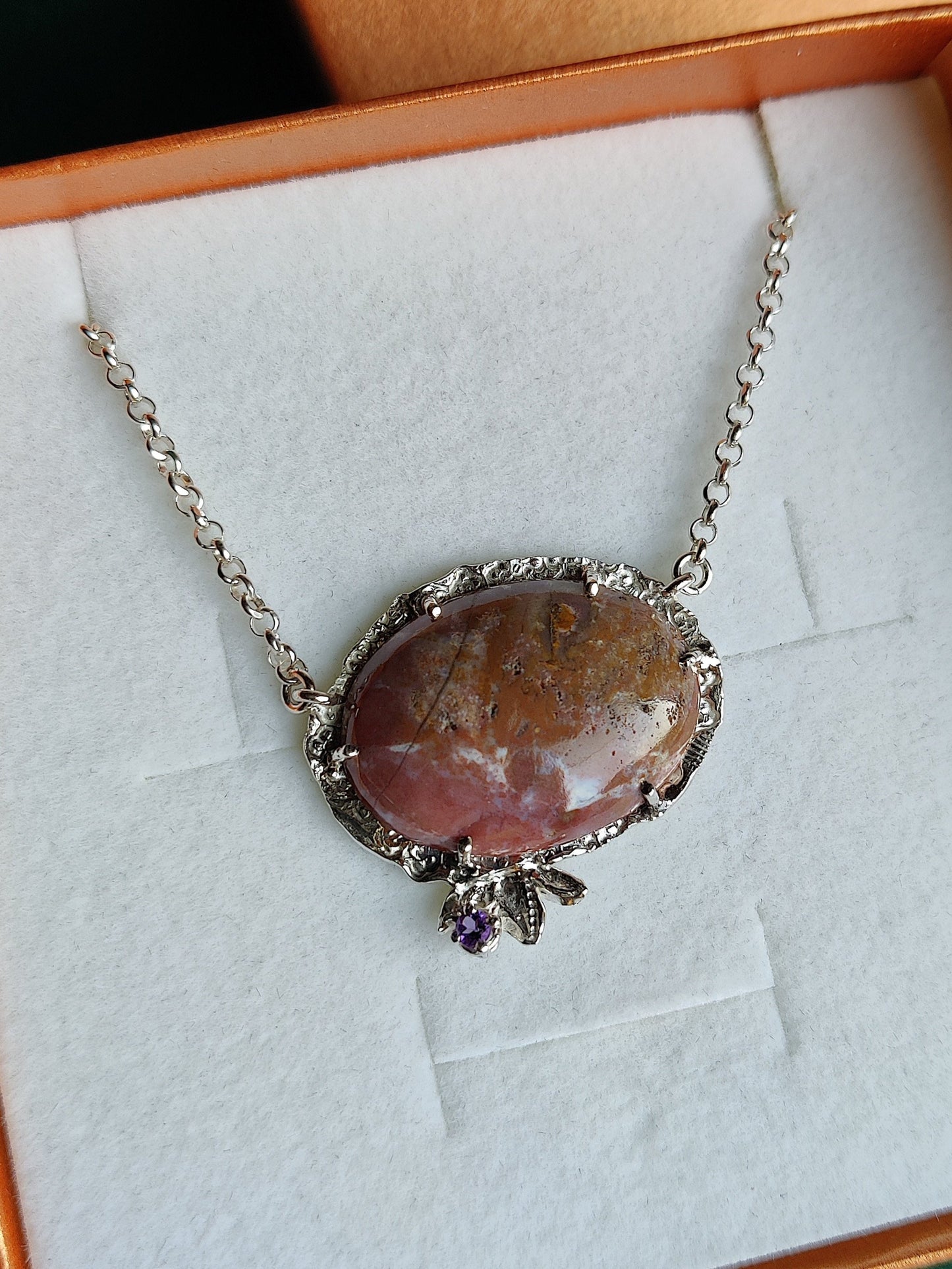 Zilvere ketting met patroon en ovale Jaspis steen met kleine Amethist