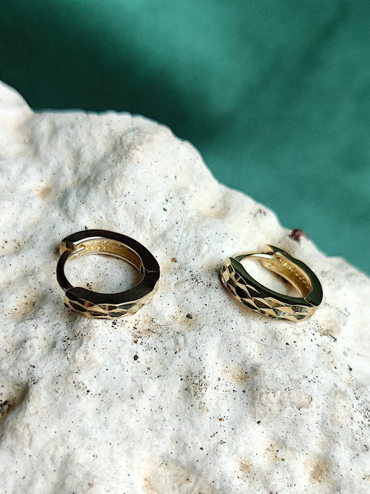 klein gouden oorringetje