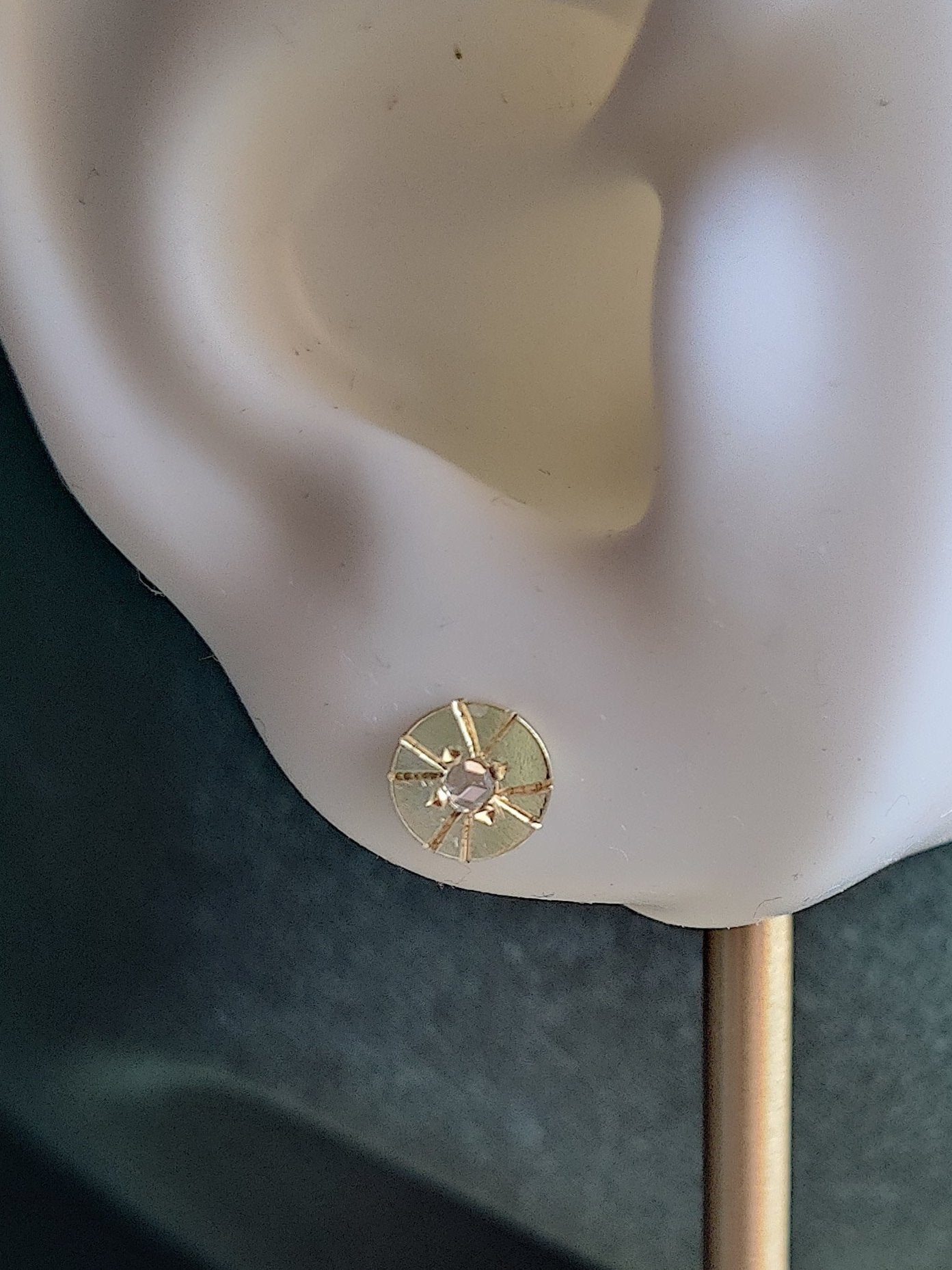 oorbel met rosecut diamant in 14k geelgoud rond