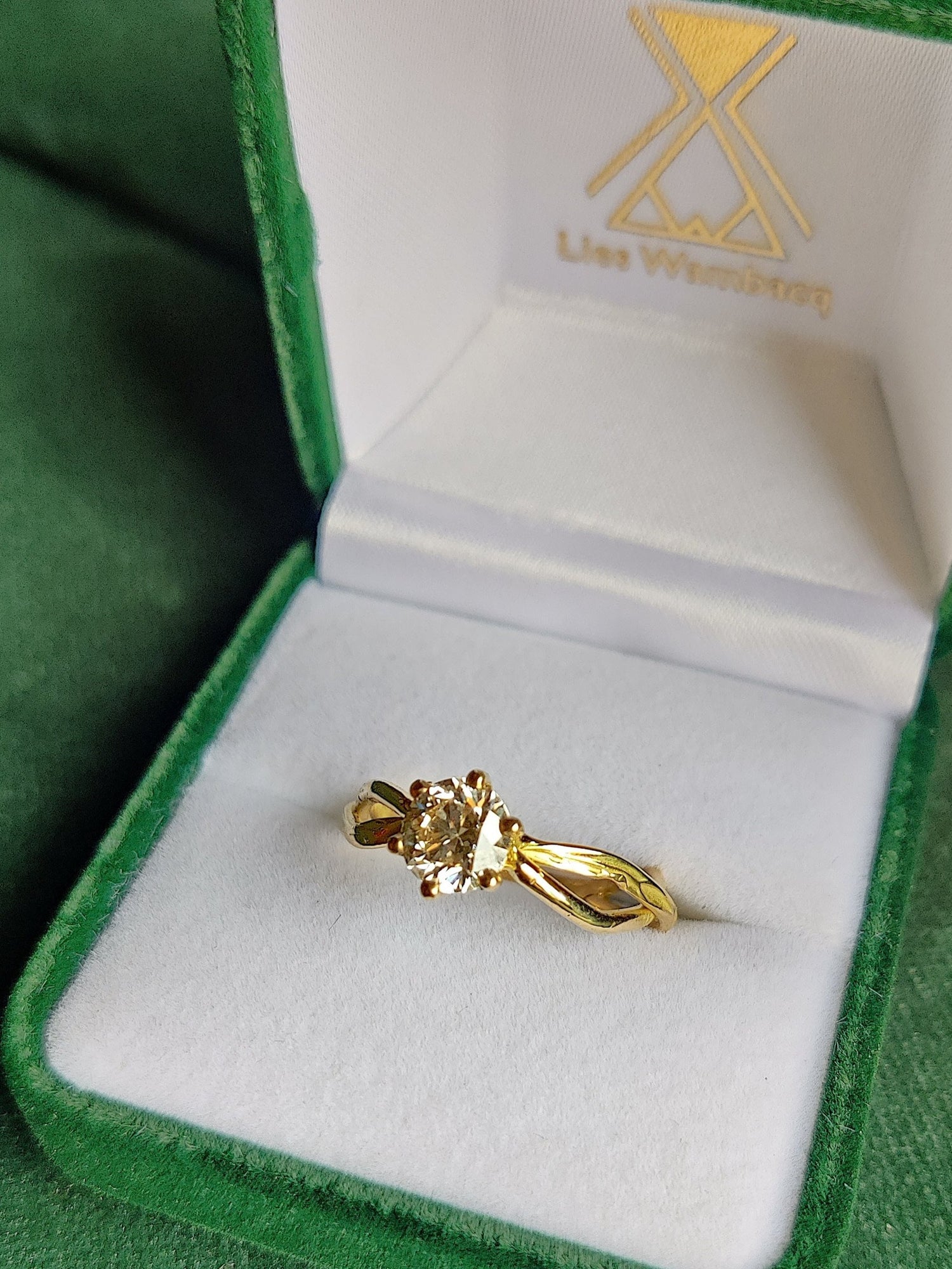 geelgouden ring met diamant pootjeszetting