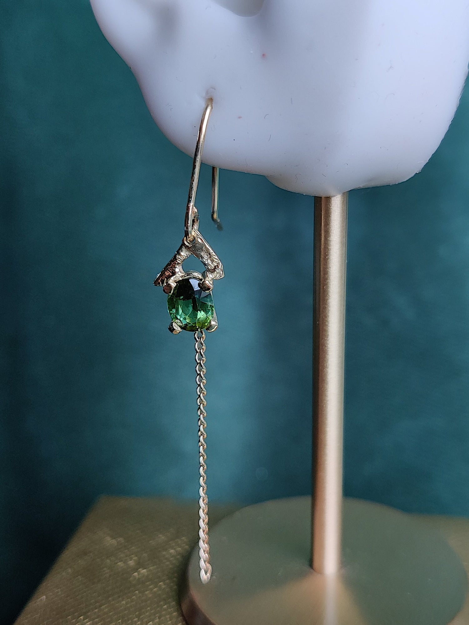 18K geelgouden oorhangers met groene toermalijn en fijne ketting