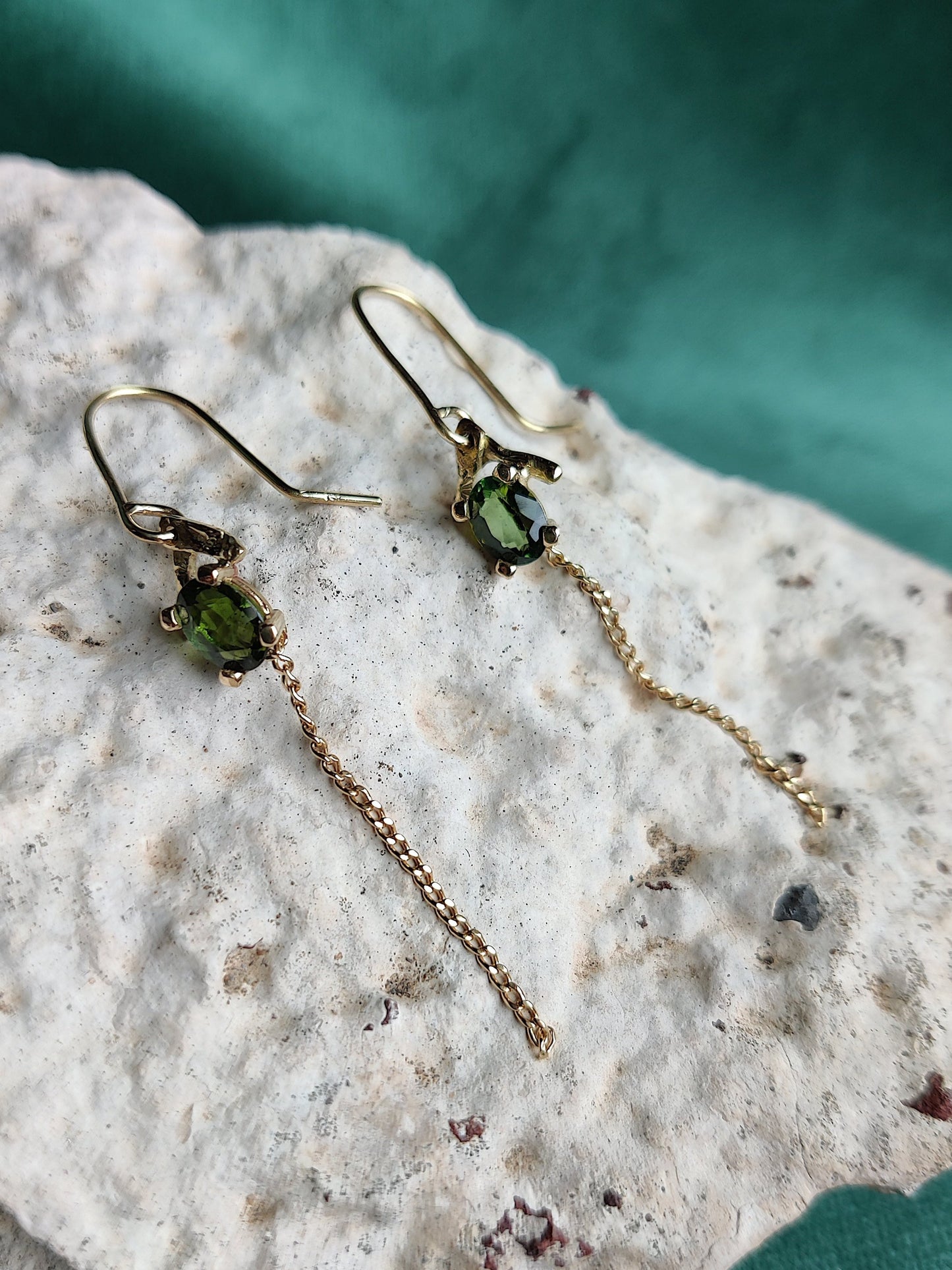 geelgouden oorbellen met groene toermalijn en fijne ketting