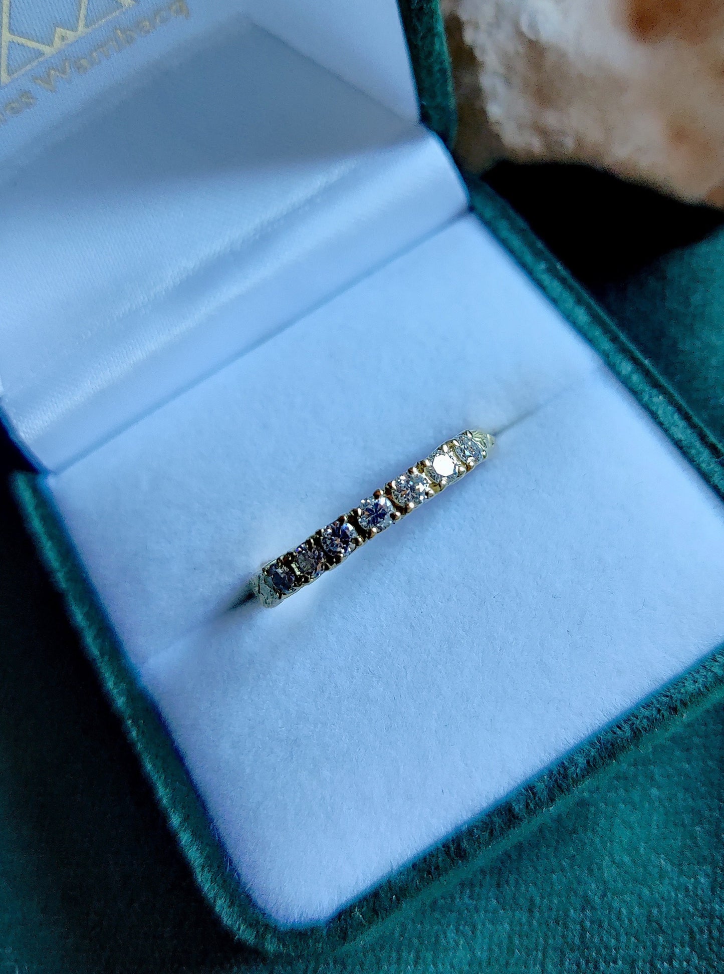gouden trouwring met witte diamanten op een rij