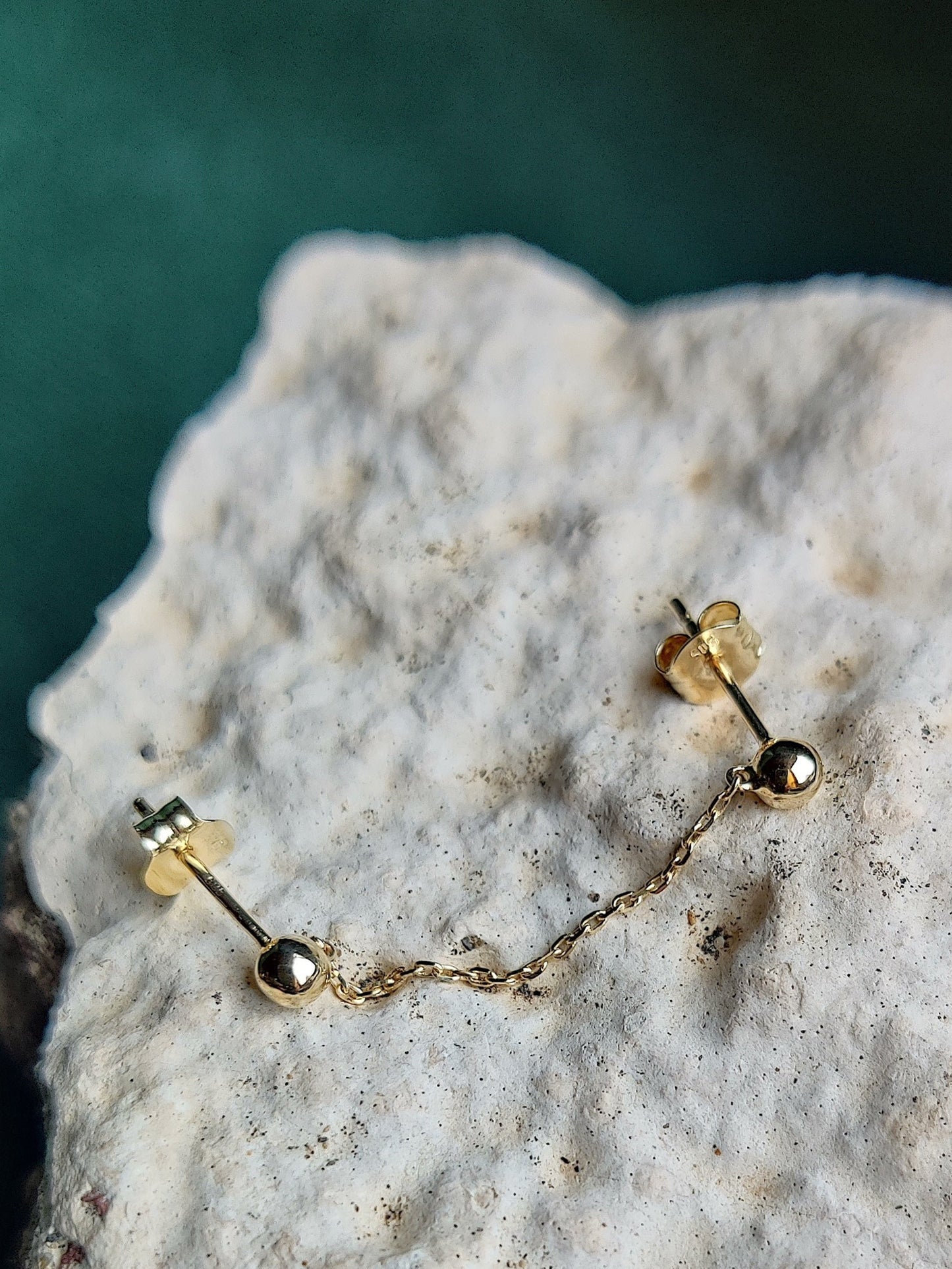 oorpiercing met ketting voor twee gaatjes geelgoud