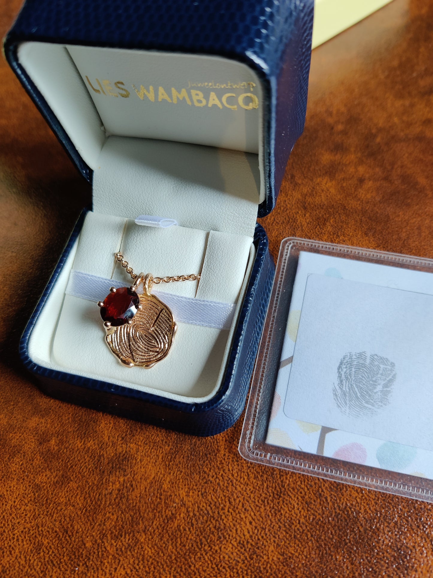 Rouw juweel in 18k rood goud en granaat met vingerafdrukken.