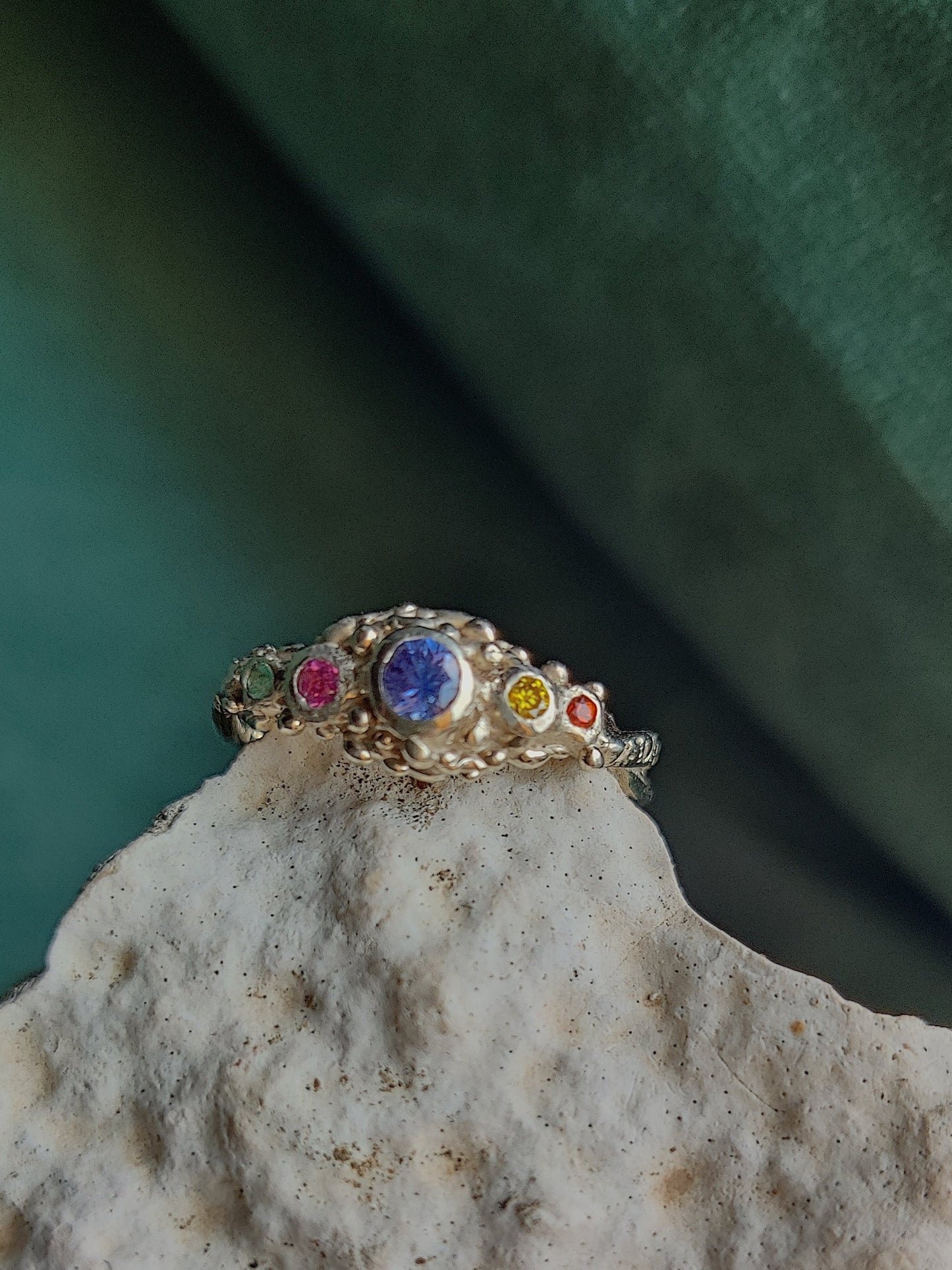 wit gouden ring met gekleurde saffieren