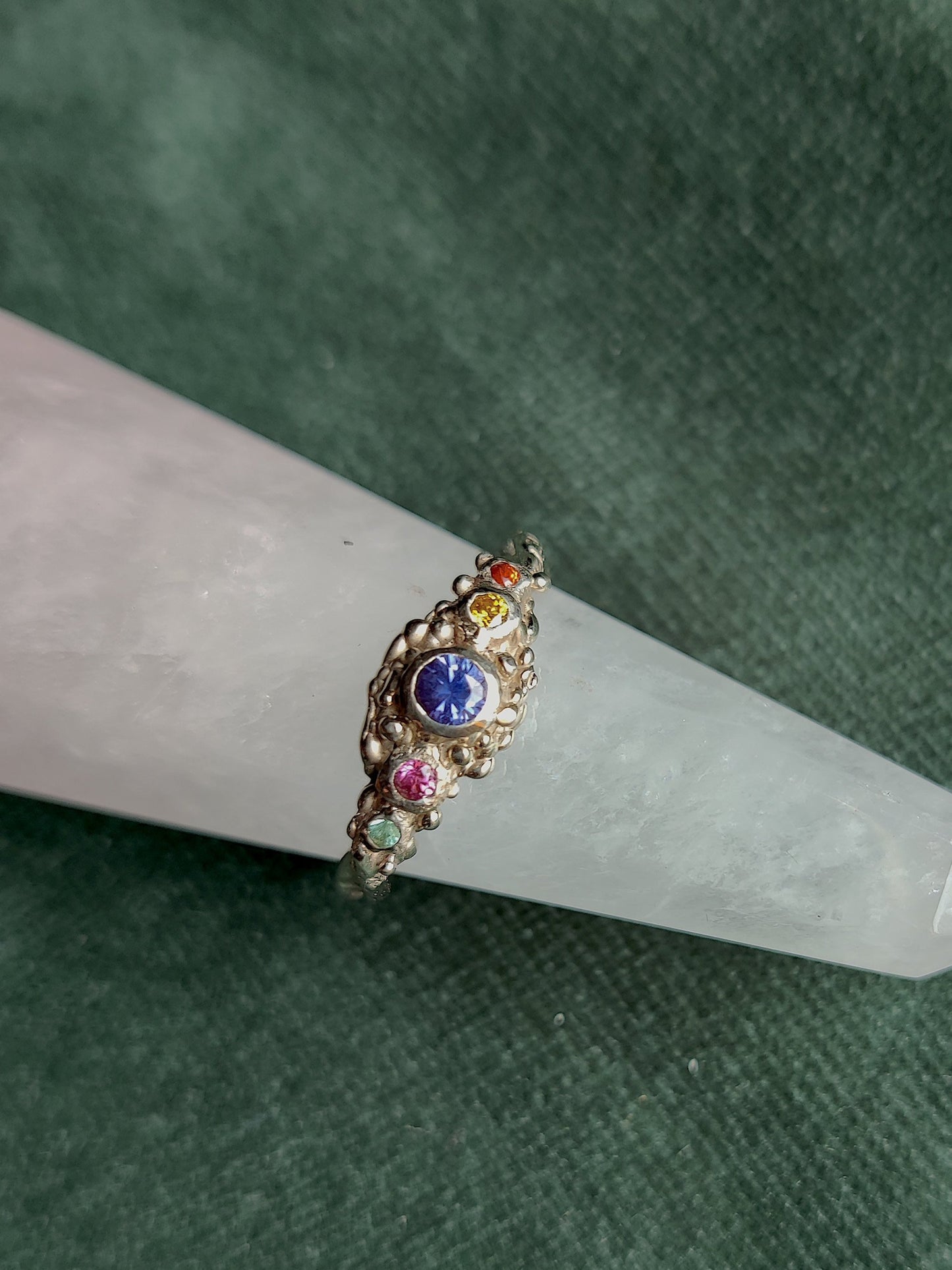 veel kleurige edelstenen ring