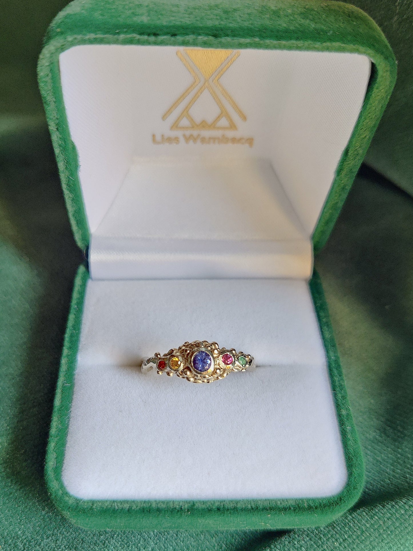 wit gouden ring met saffieren