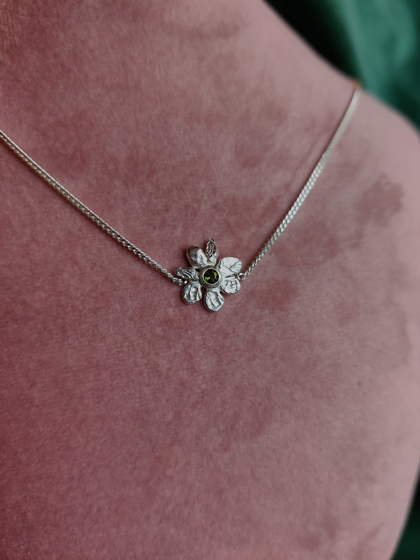 kleine zilveren bloem ketting met groen hart
