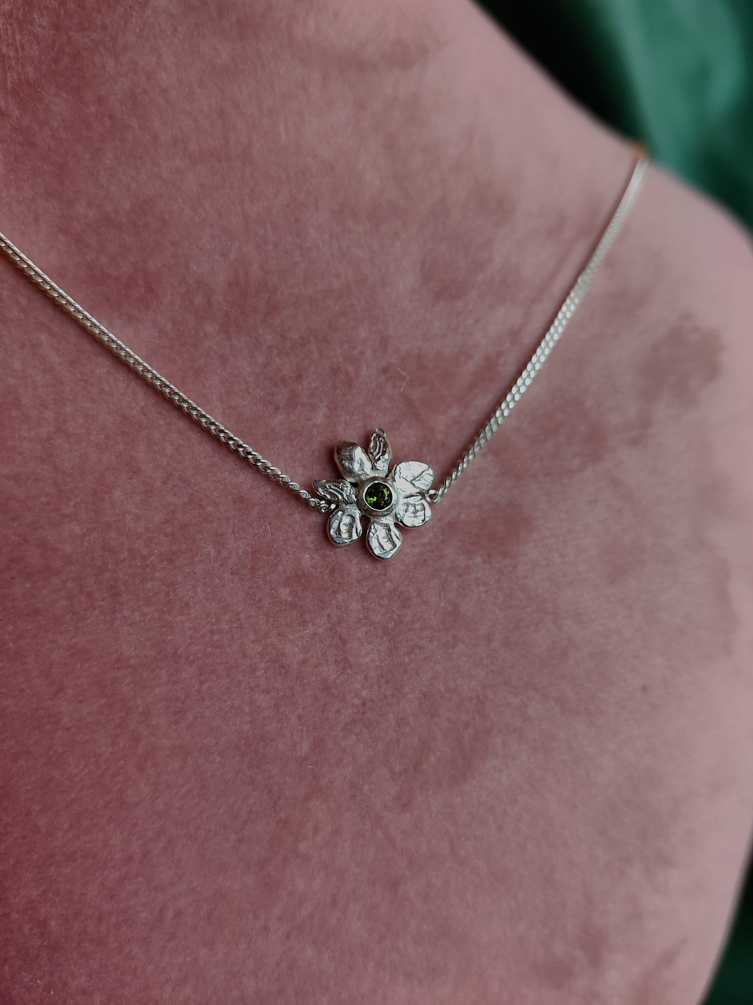 kleine zilveren bloem ketting met groen hart