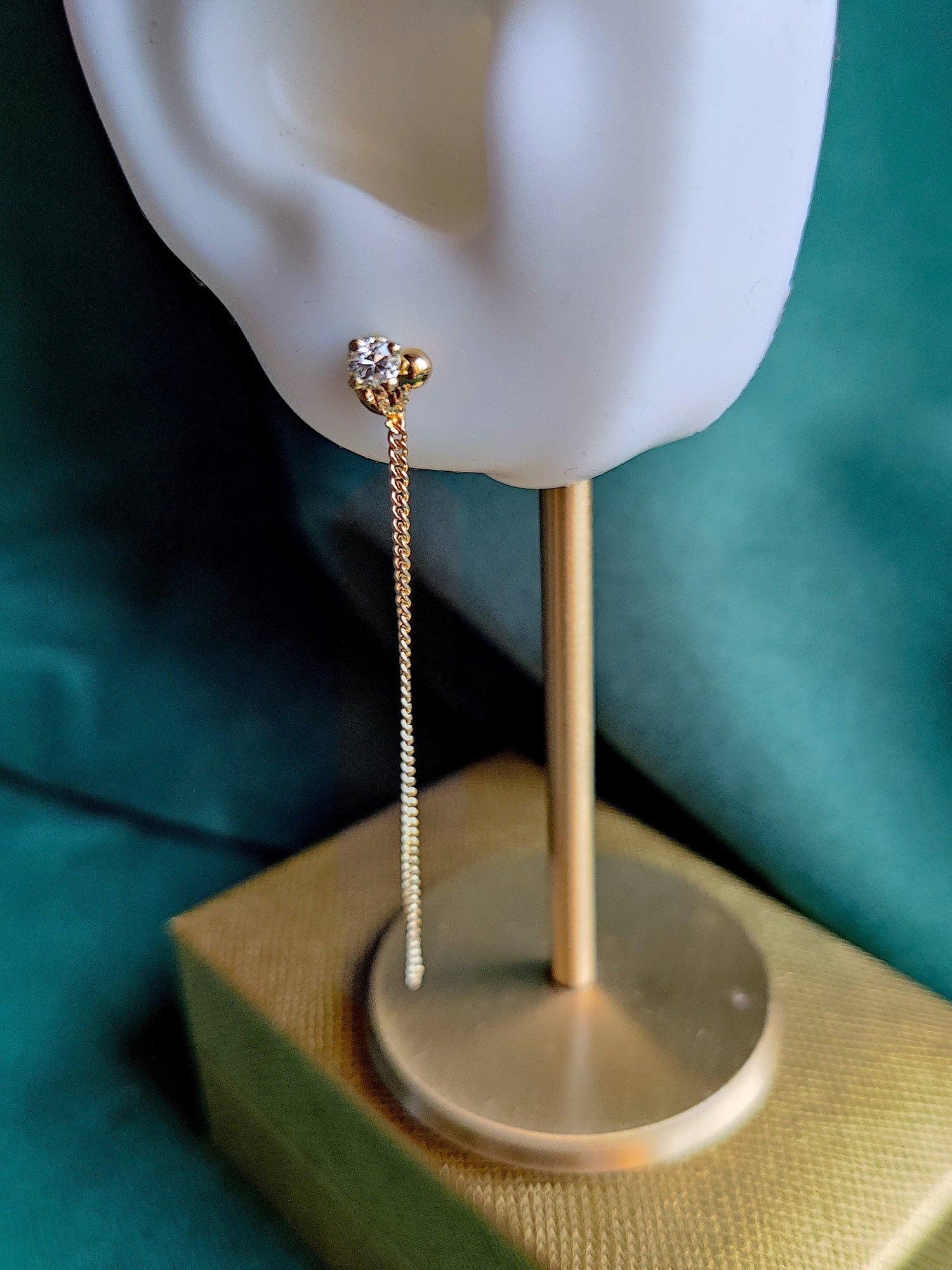 lange fijne ketting aan gouden oorsteker